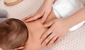 Baby-Massage: Sanfte Berührung für Wachstum und Komfort