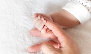 Hände in Bewegung – Babys erste Greifversuche