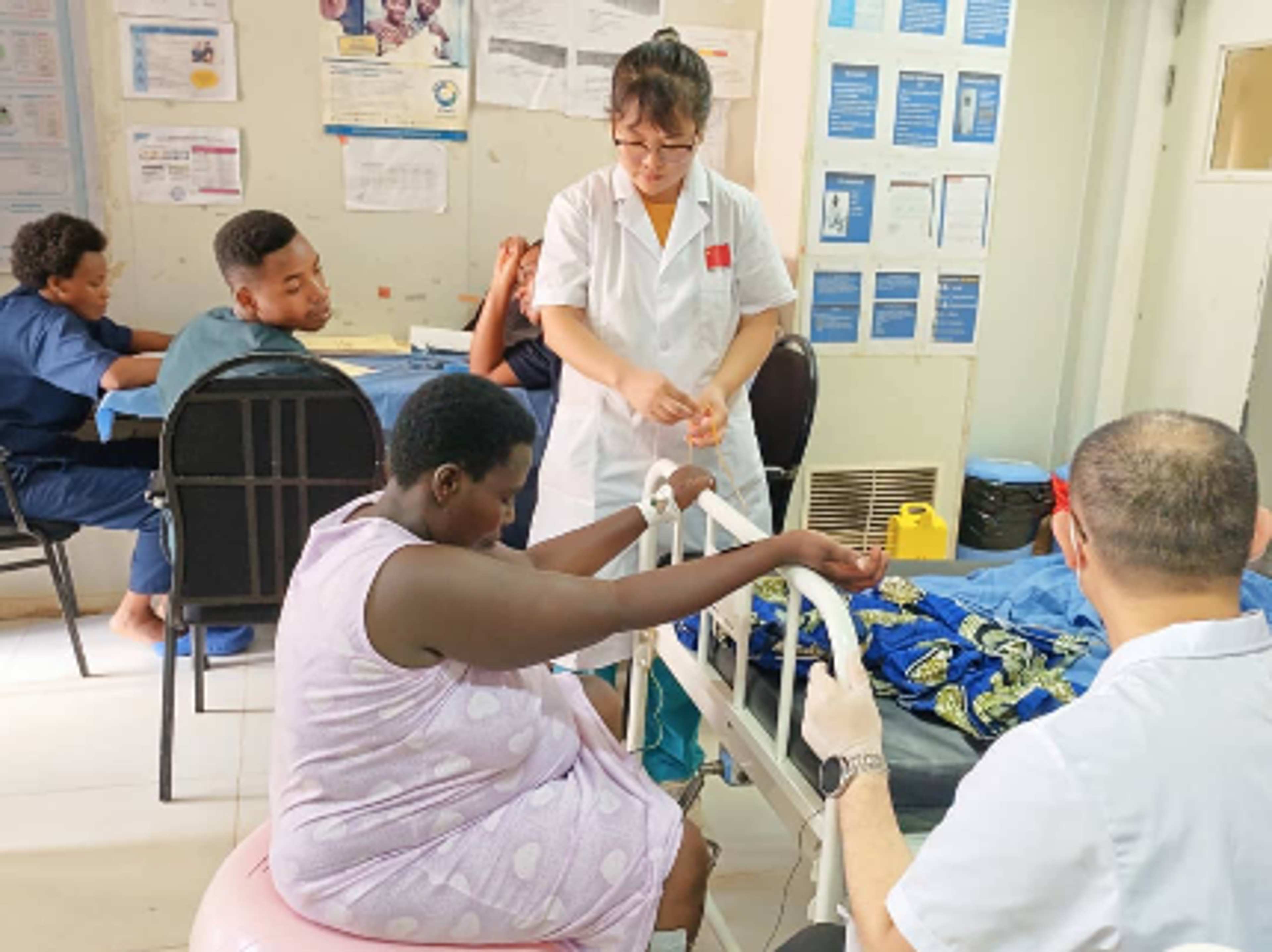 Chinese doctors in Rwanda introduce anesthesia-free method to ease labor pain