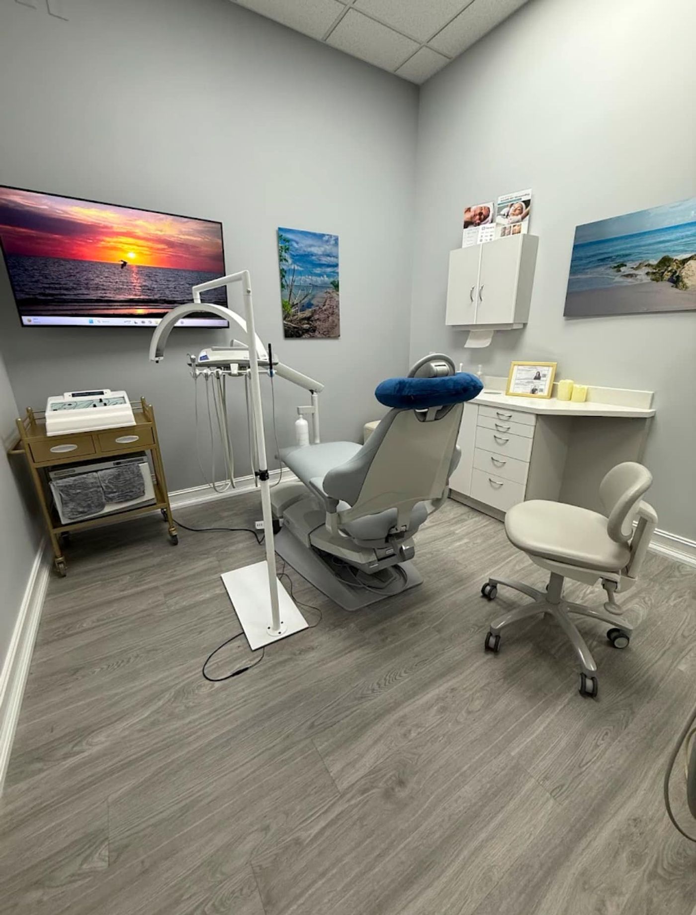 Dental operatory with patient chair and wall-mounted display at King Benjamin Dental in Naples, FL