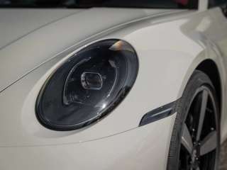Porsche 911 Carrera 992 II Kreide bordeaux