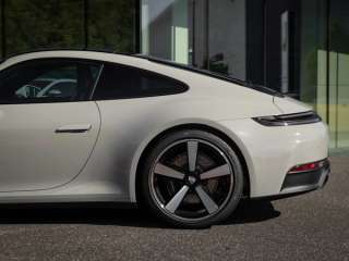 Porsche 911 Carrera 992 II Kreide bordeaux