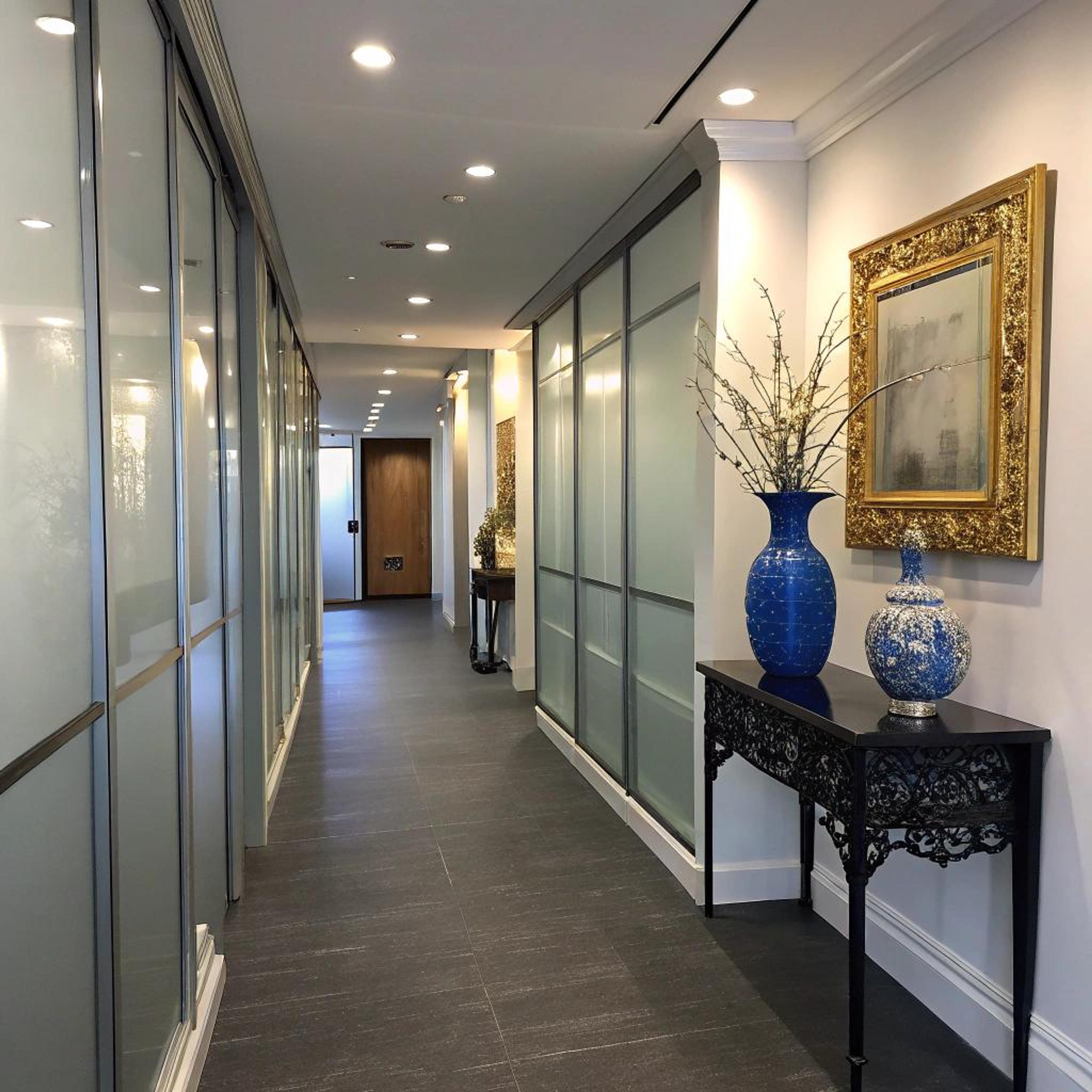 Weelderige hal met glaswanden