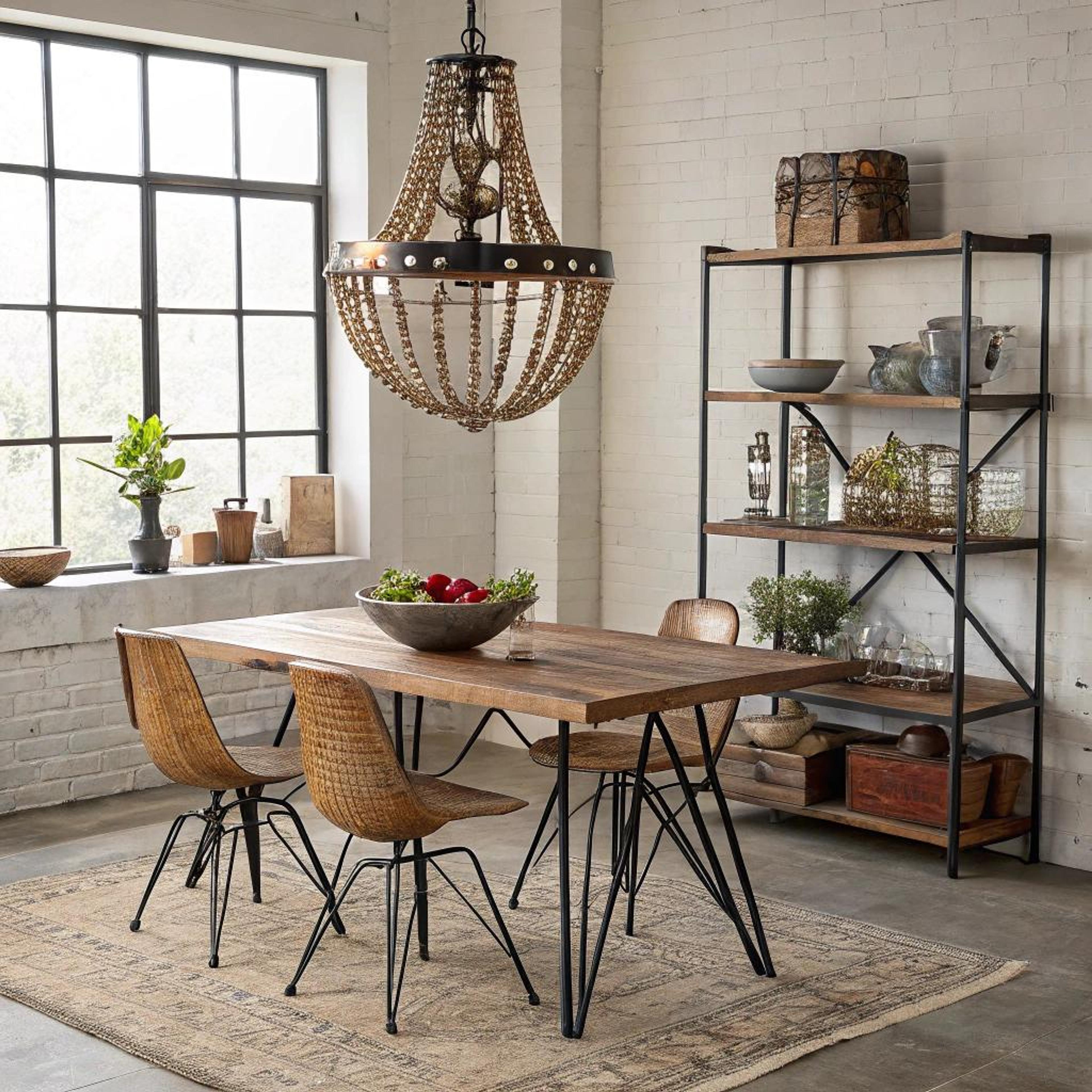 Rieten stoelen rond houten tafel