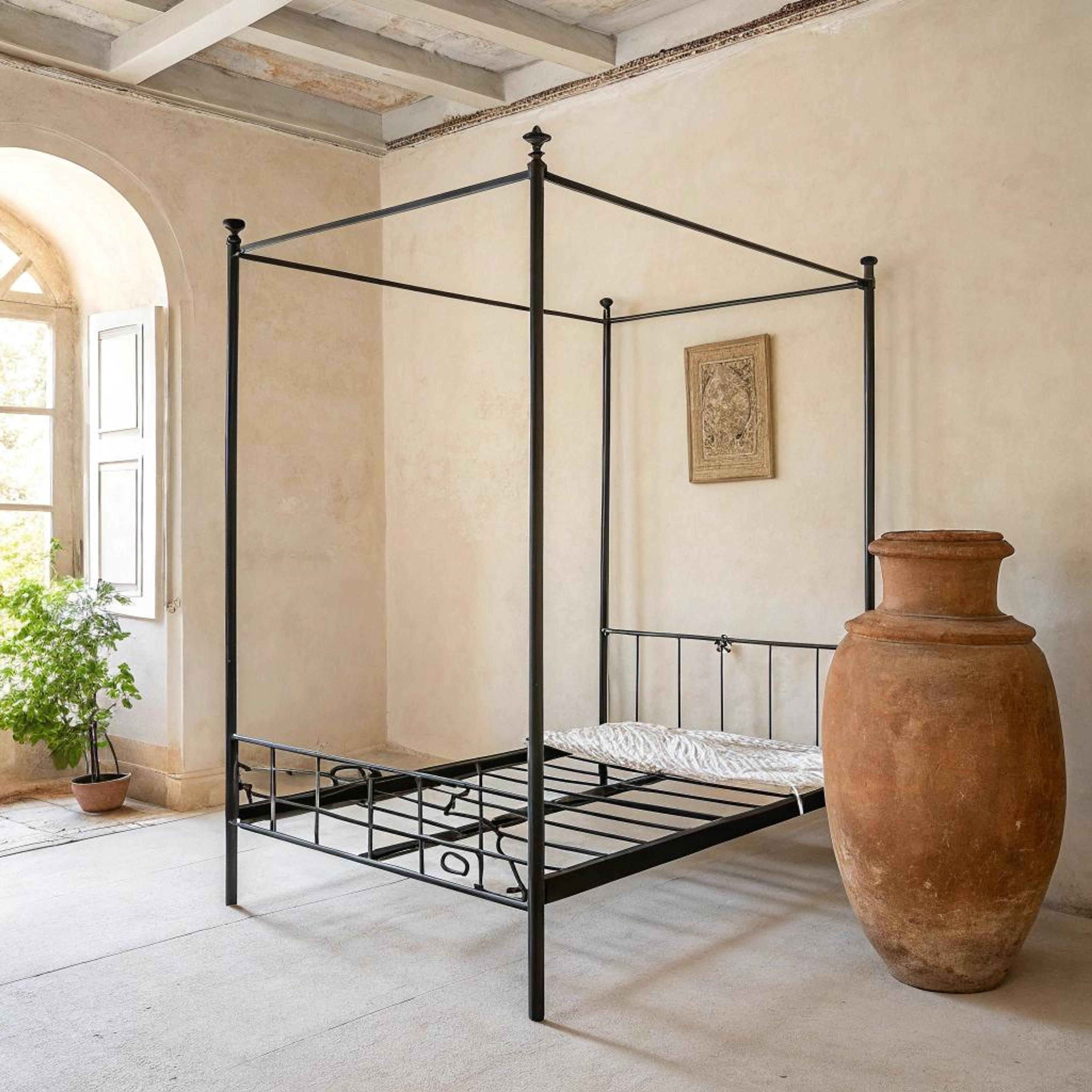 Strak hemelbed met terracotta