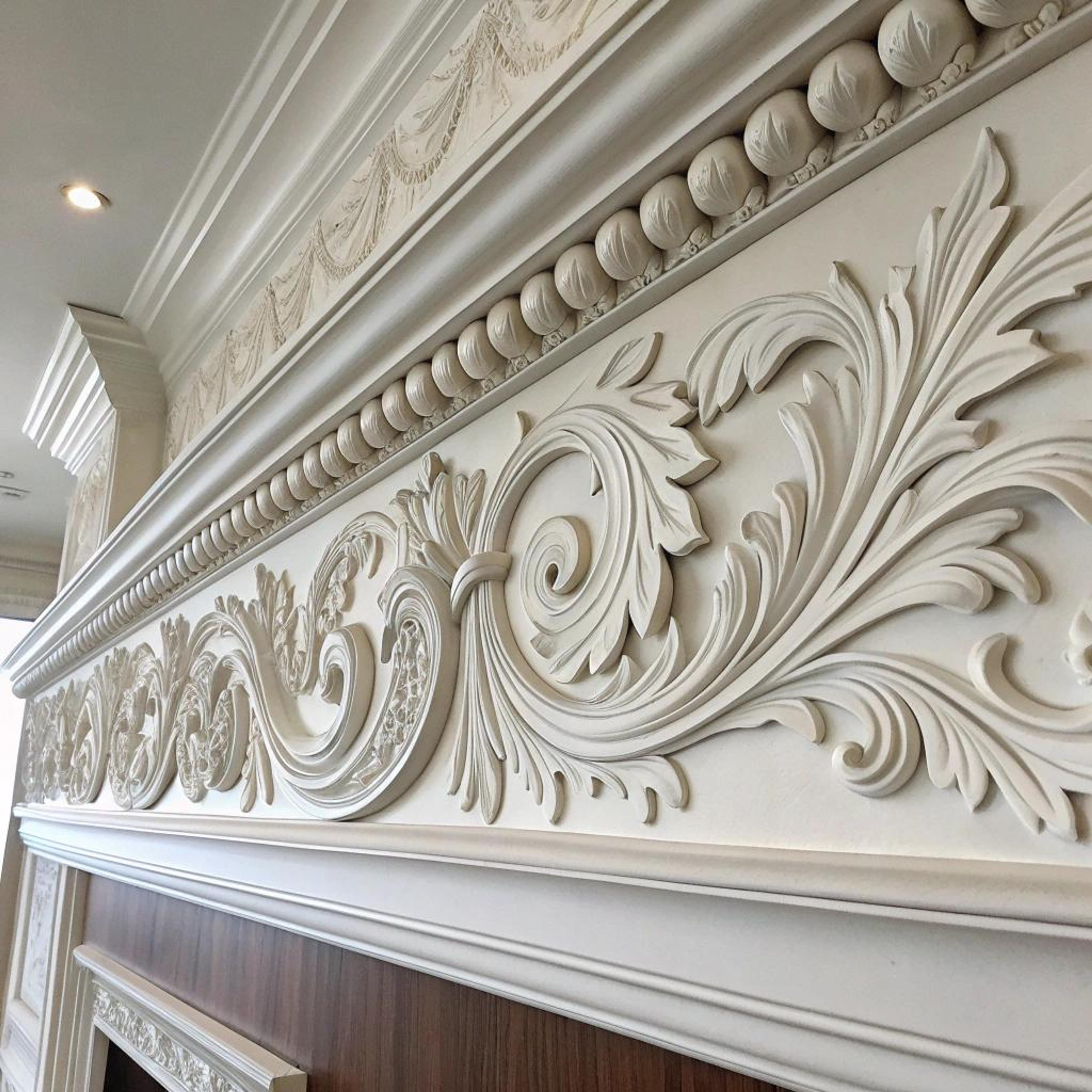 Gedetailleerd lijstwerk langs plafond