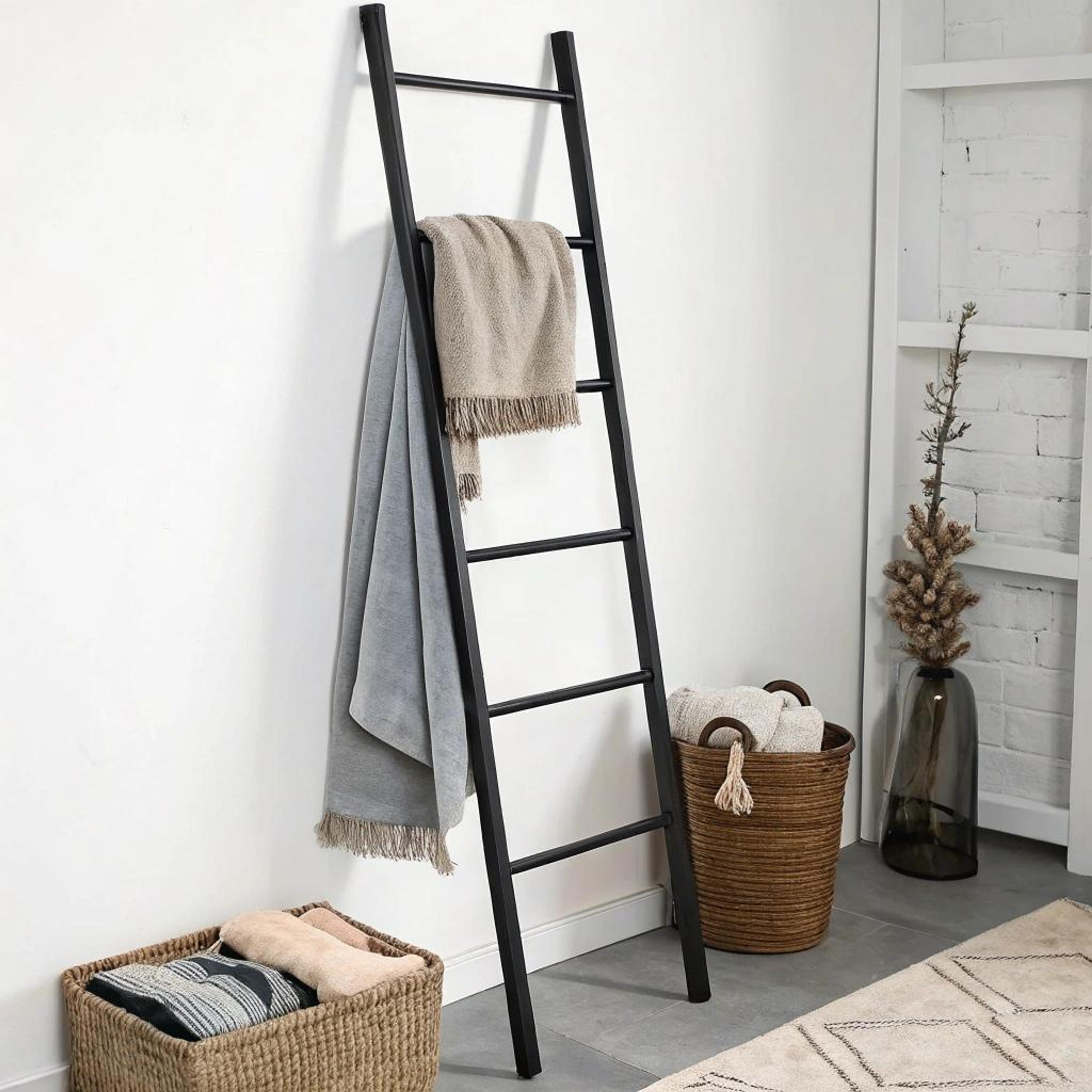Woontextiel rond zwarte ladder