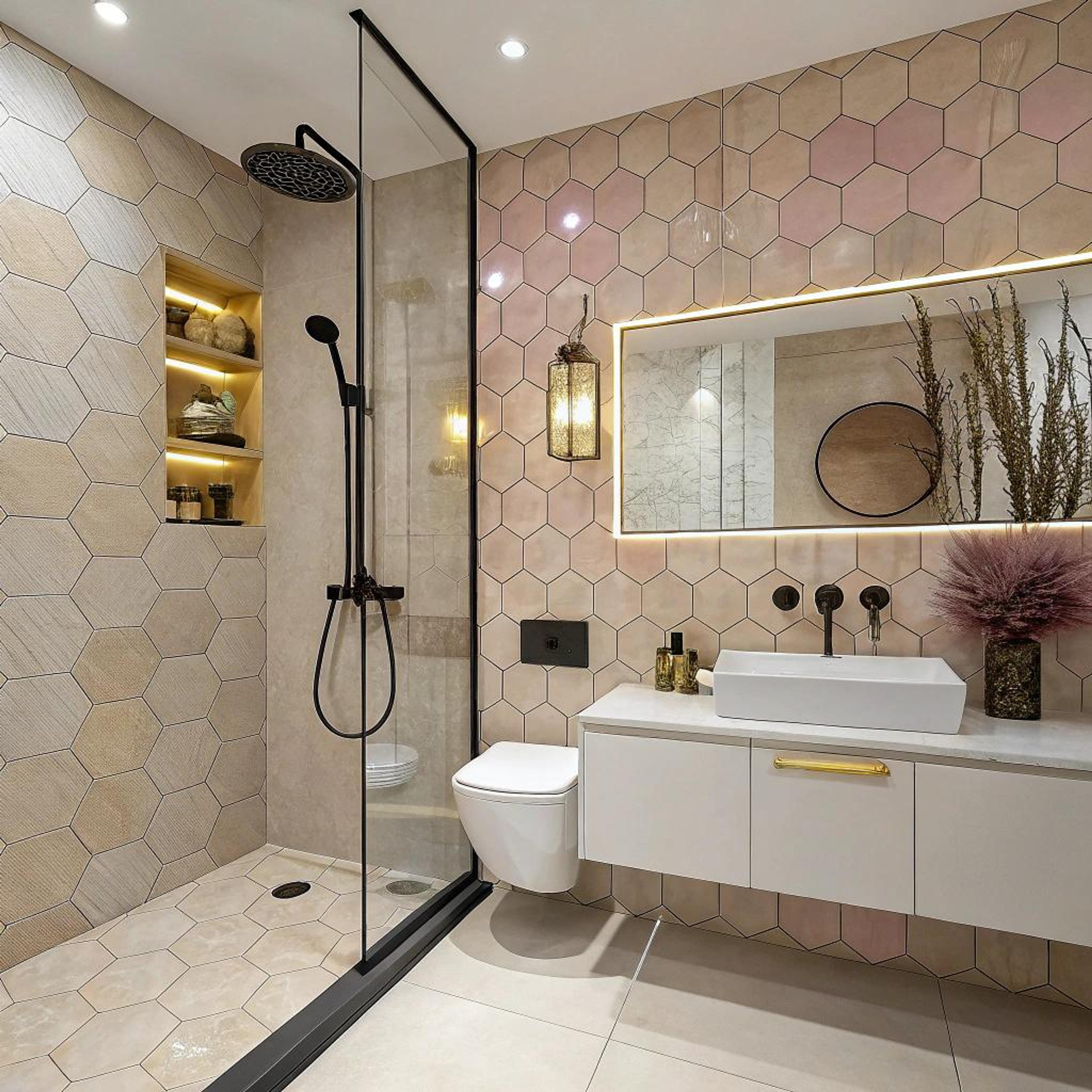 Zeshoekige tegels in nis