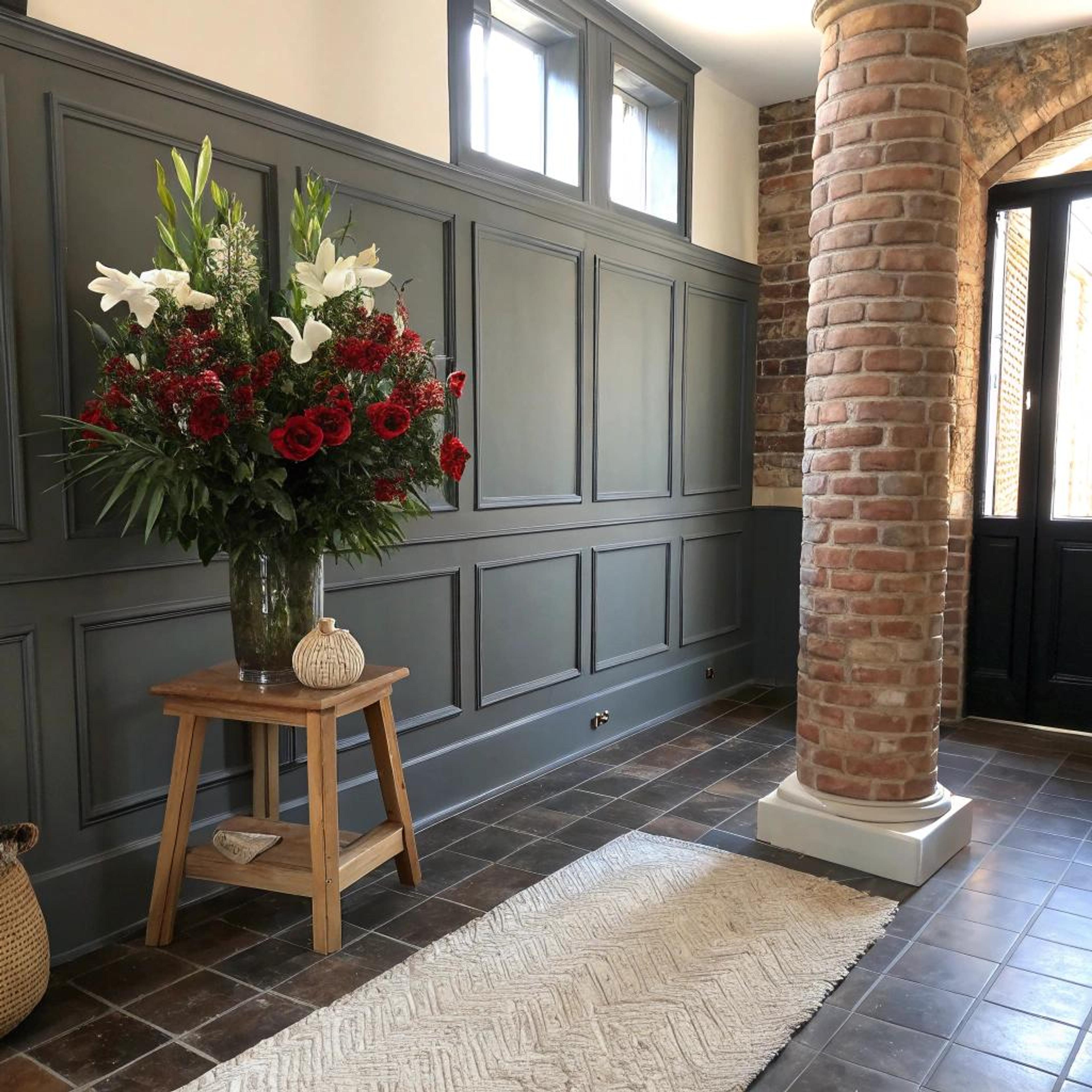 Diepe lambrisering en baksteen