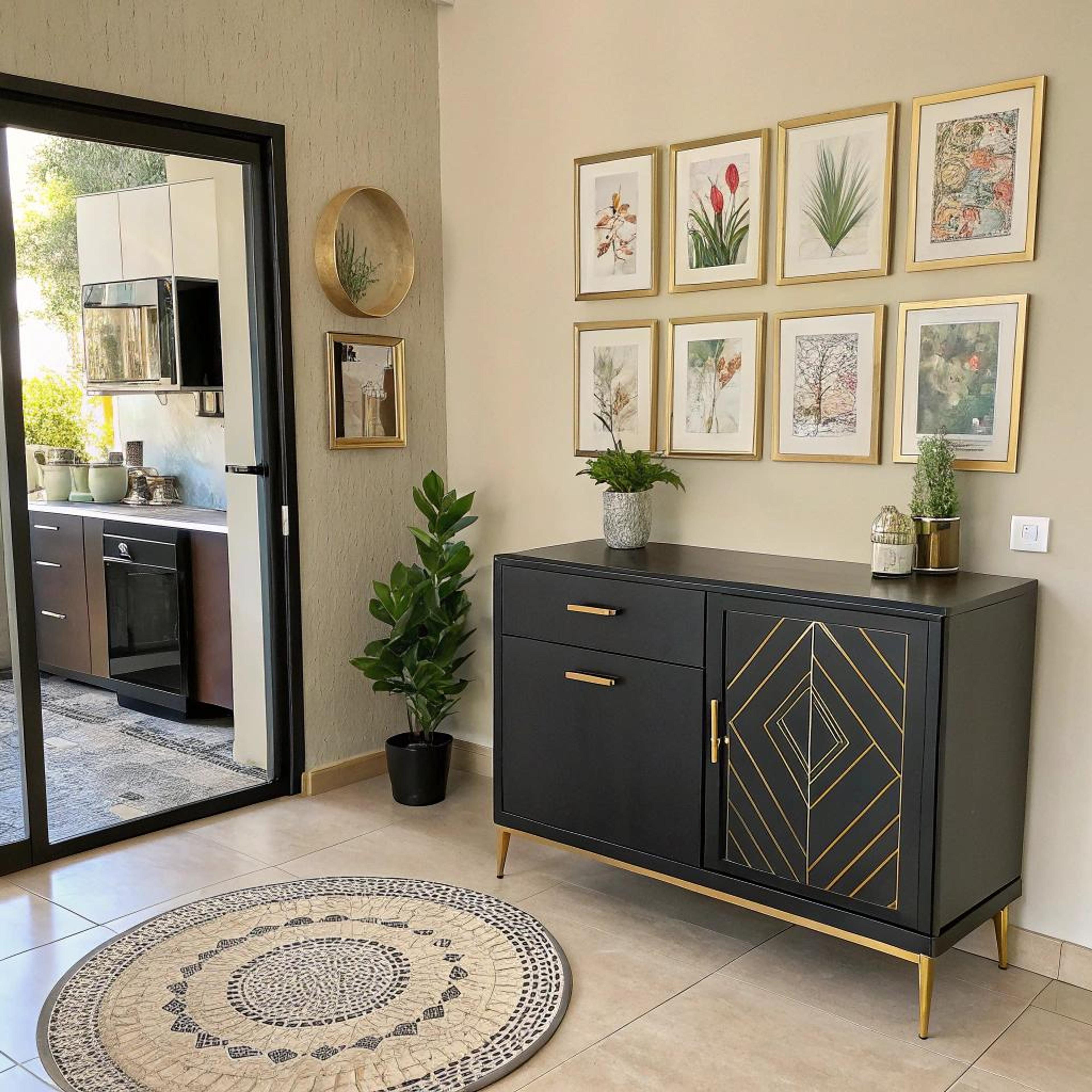 Gouden details op zwart meubel