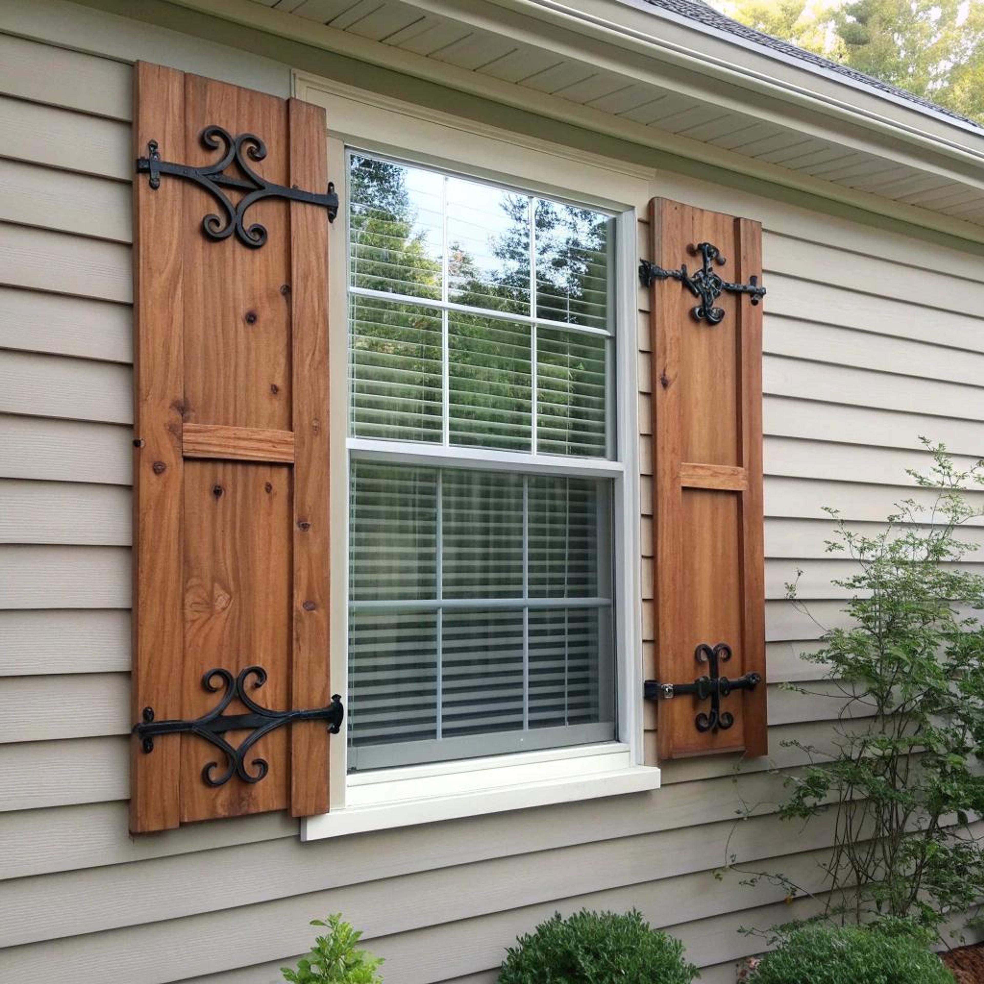 Smeedijzeren accenten bij shutters
