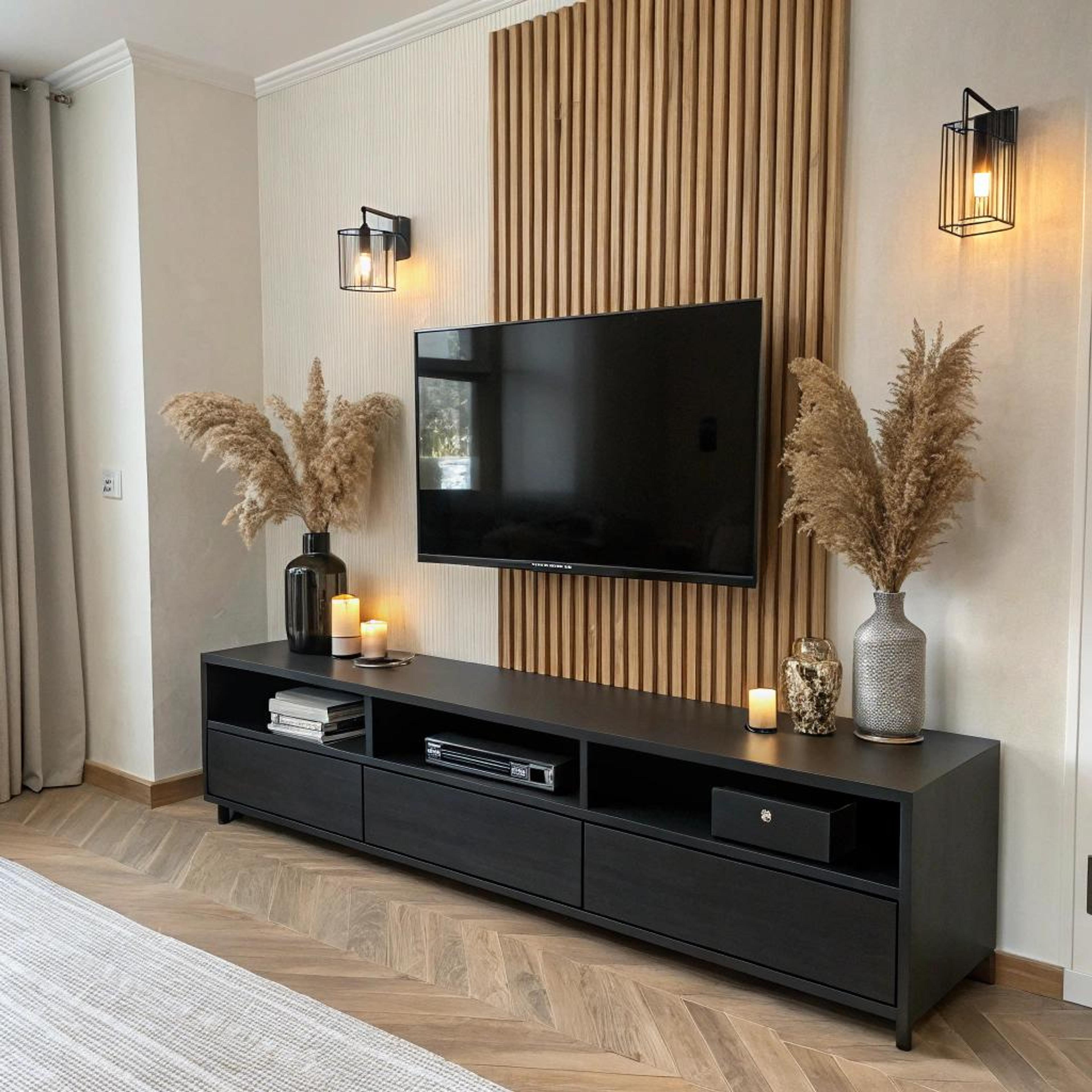 Houten panelen en warme sfeerverlichting