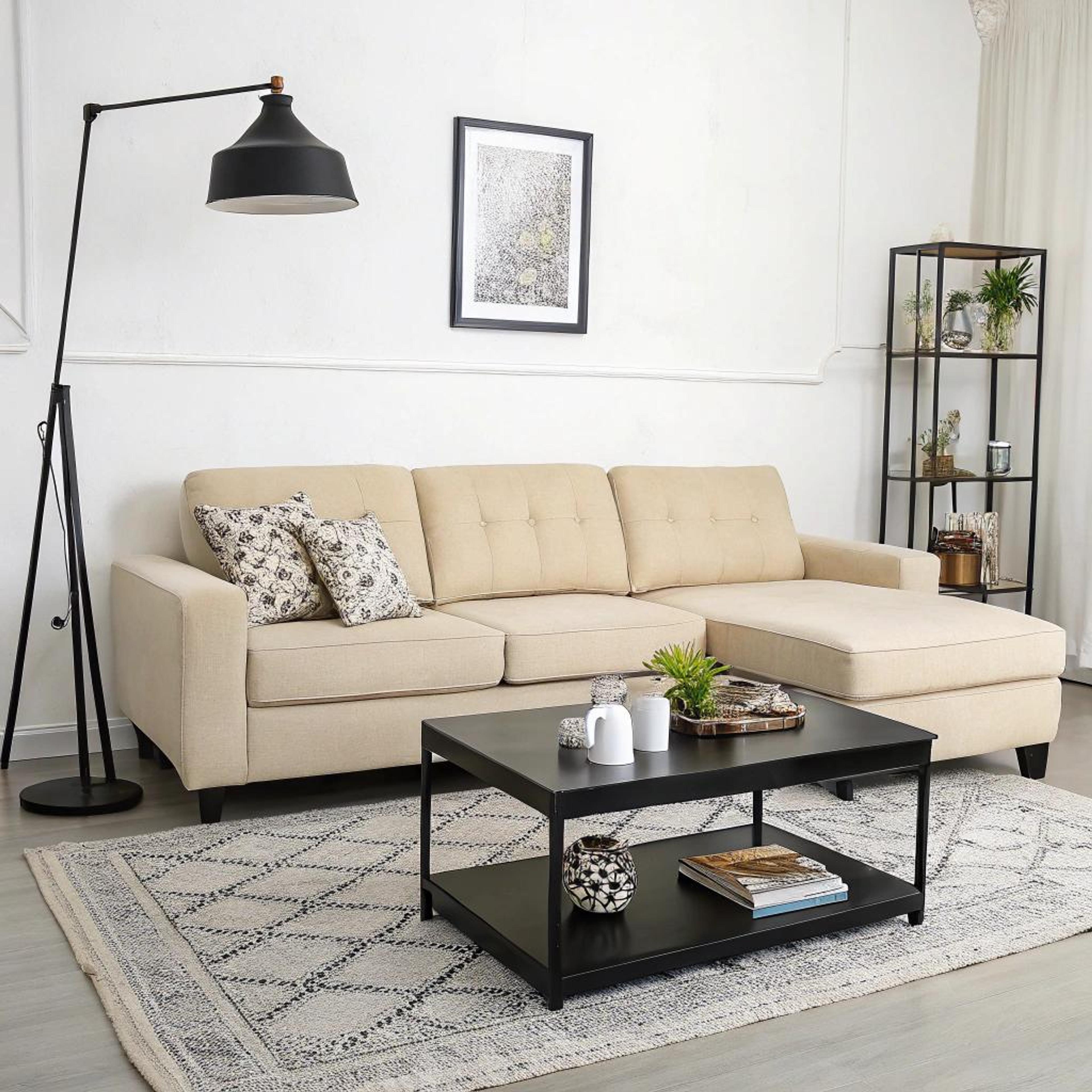 Crèmekleurige bank als middenpunt