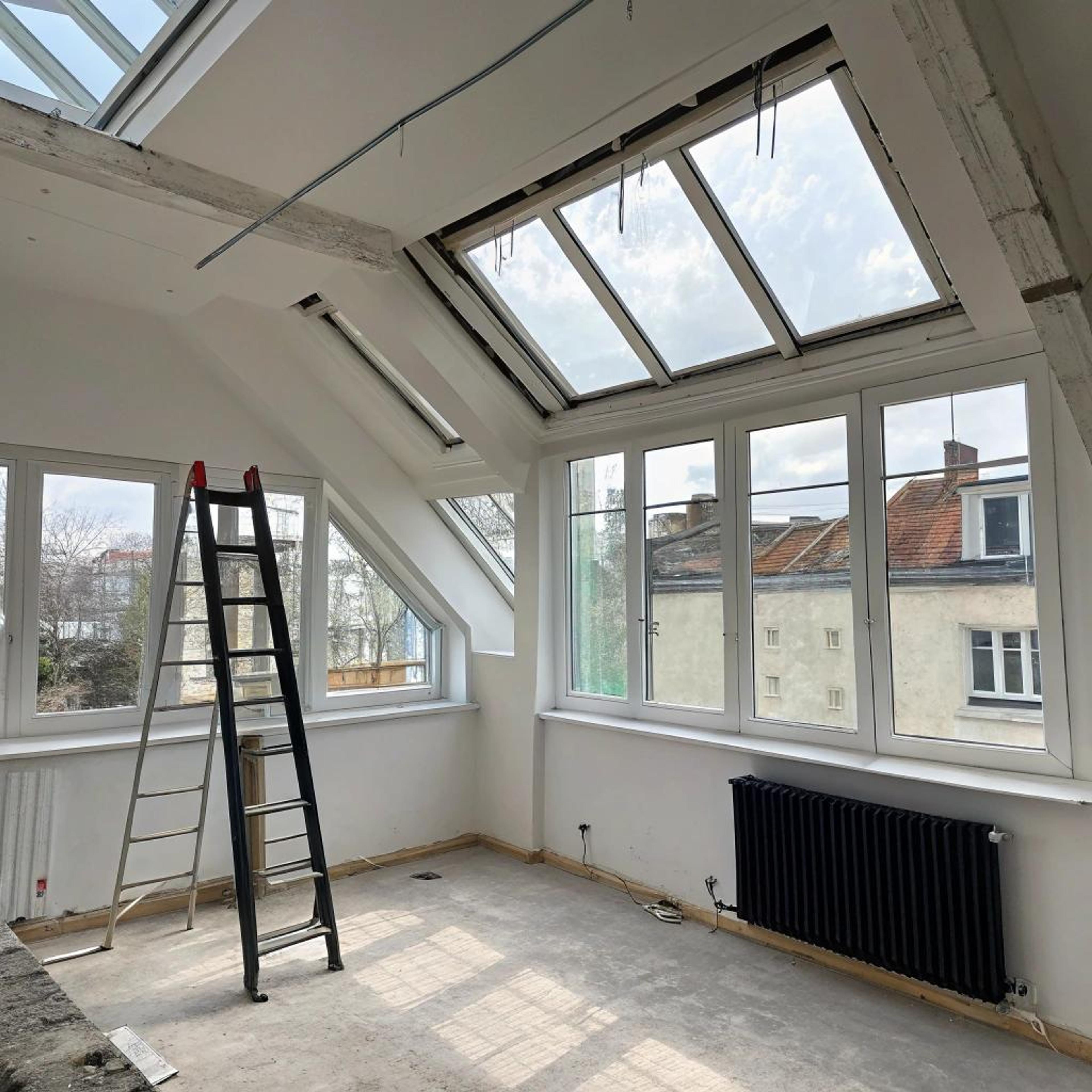 Industriële zolder met dakramen