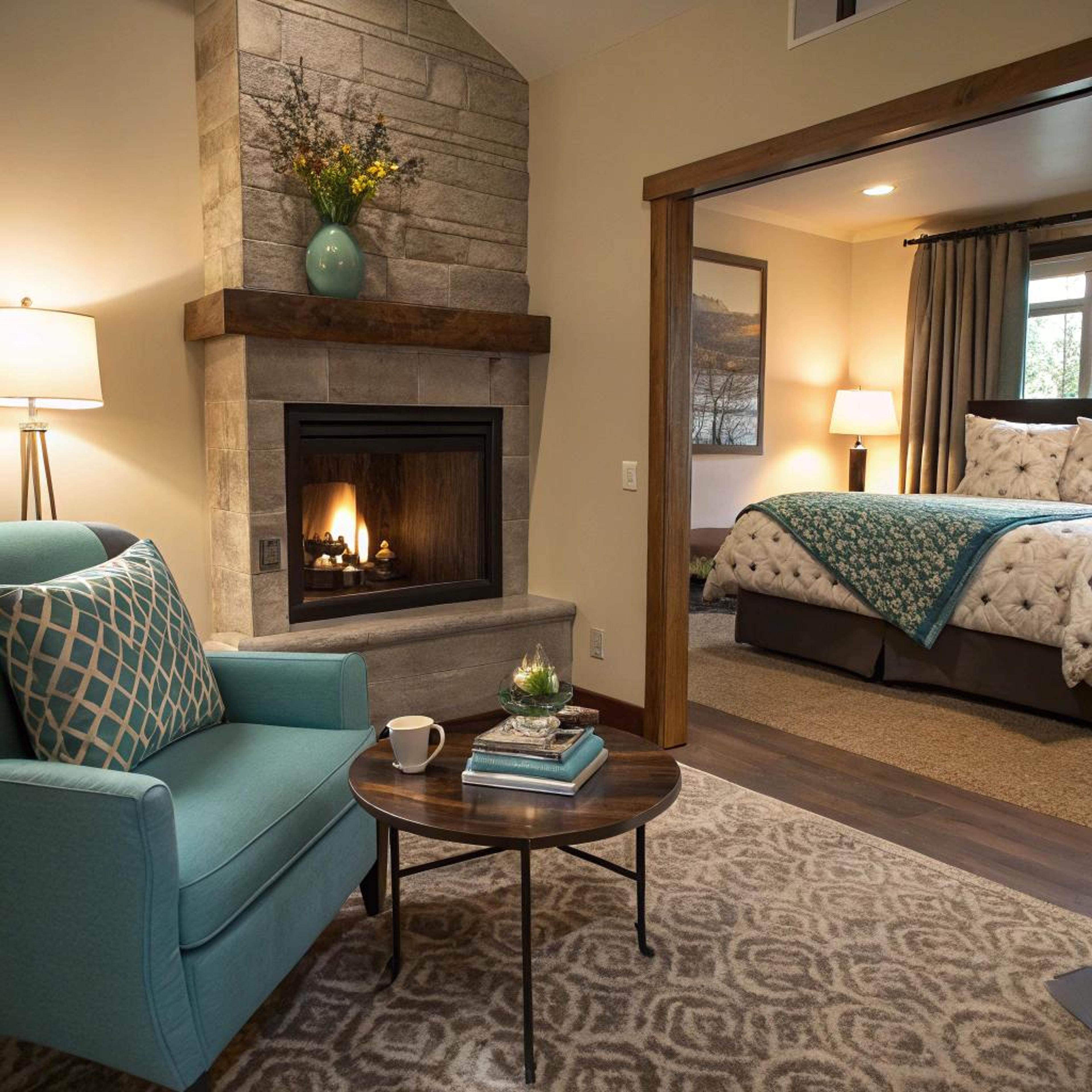 Turquoise accenten rond doorkijkhaard