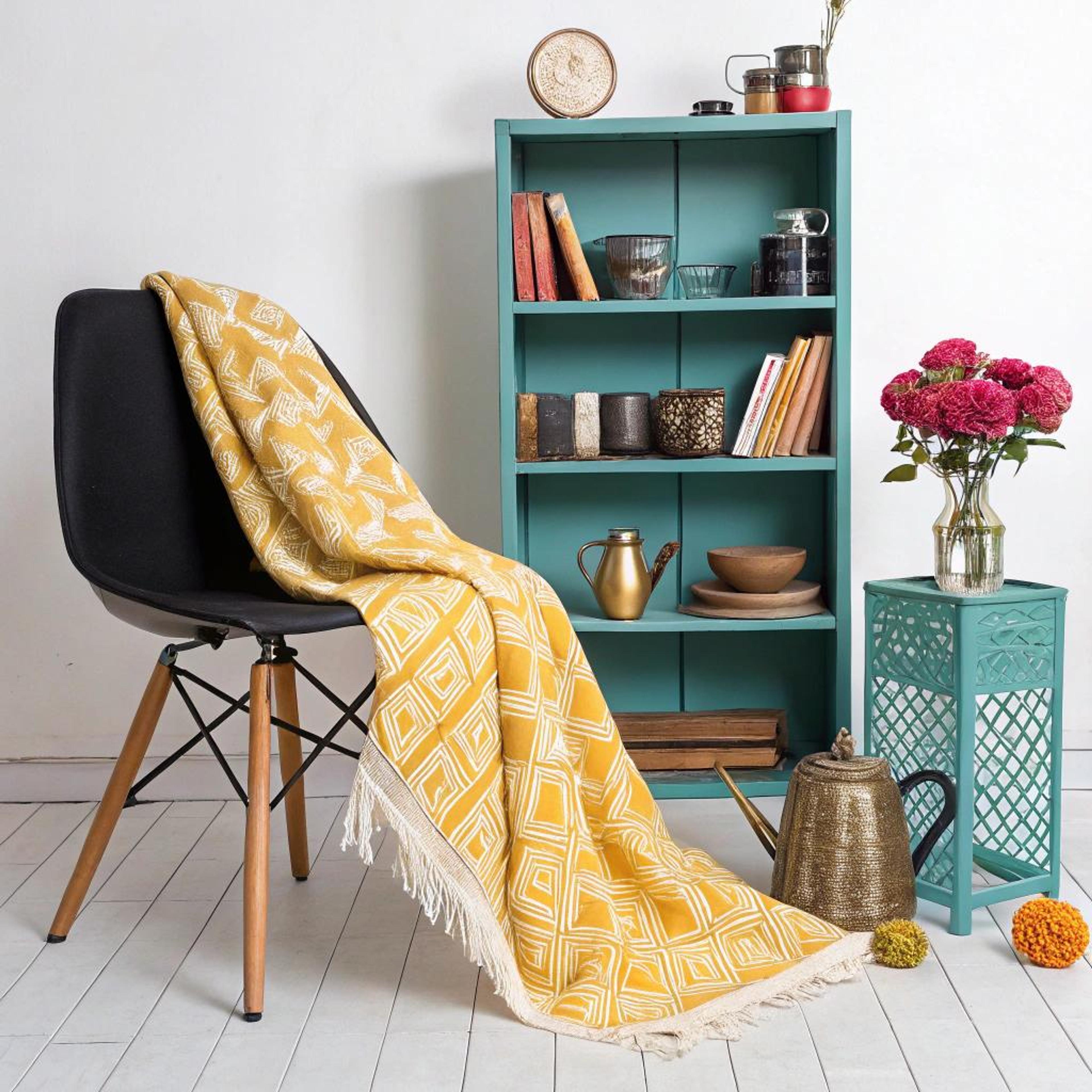 Turquoise kast en retrostoel