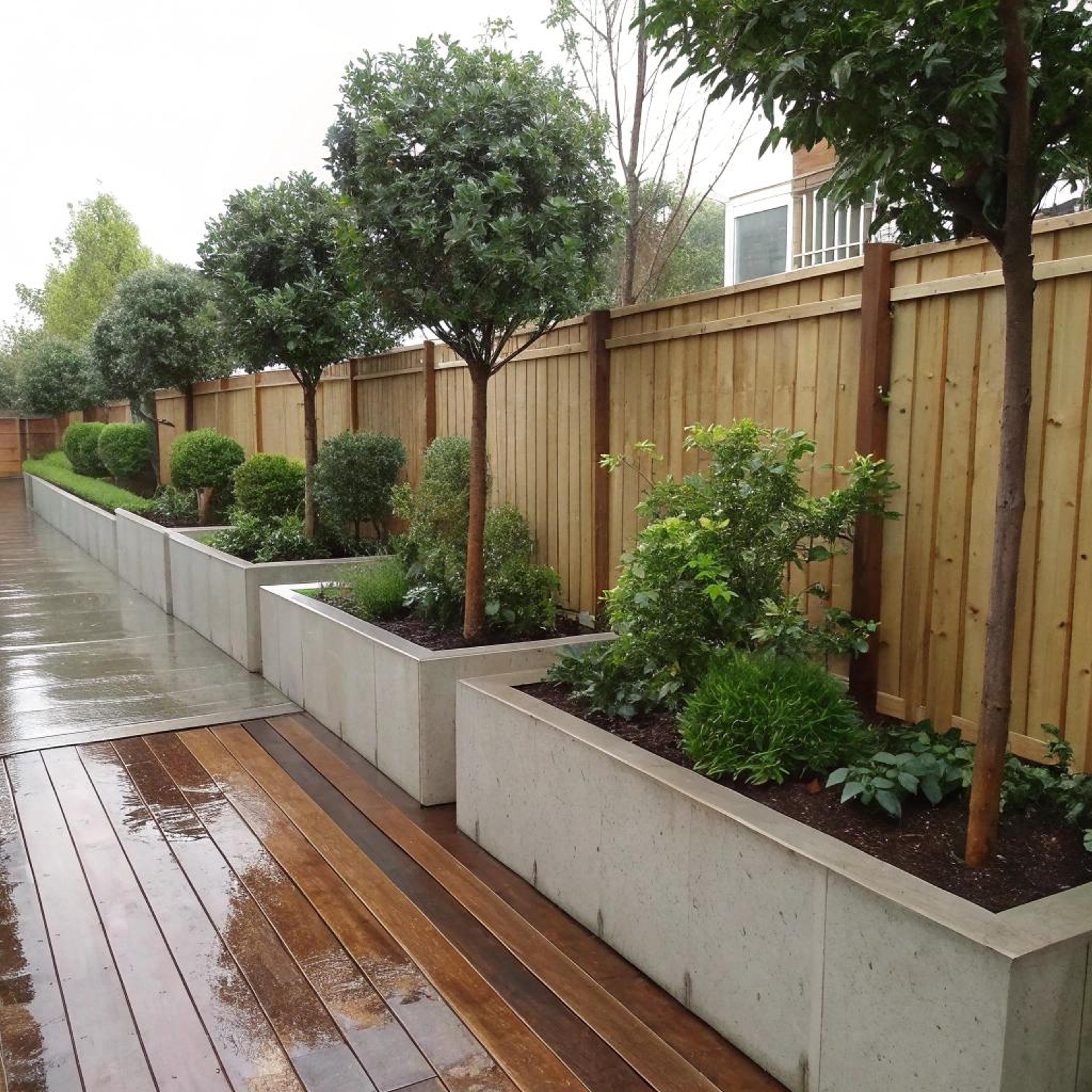 Strakke borders met houten basis