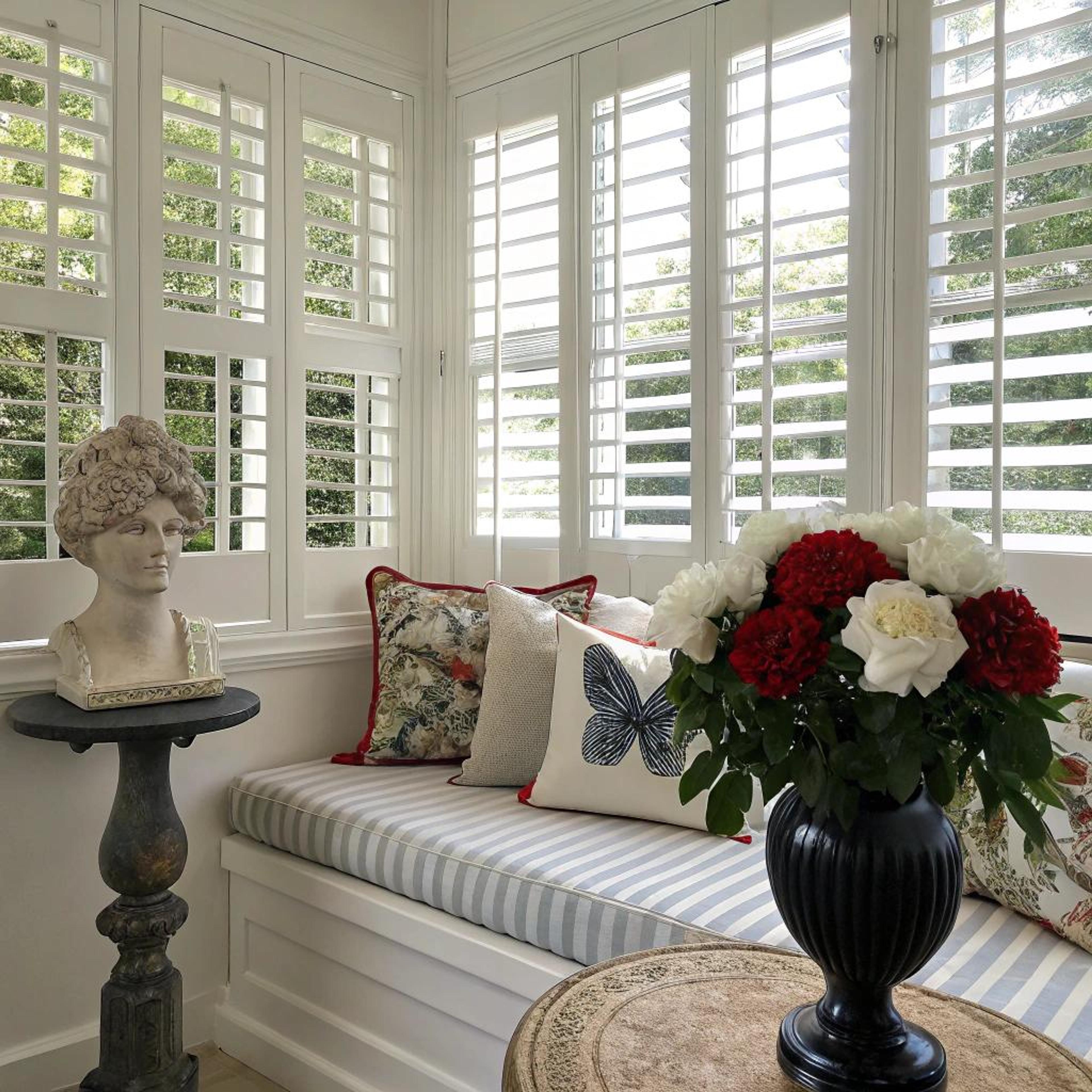 Kleurrijke accenten bij witte shutters
