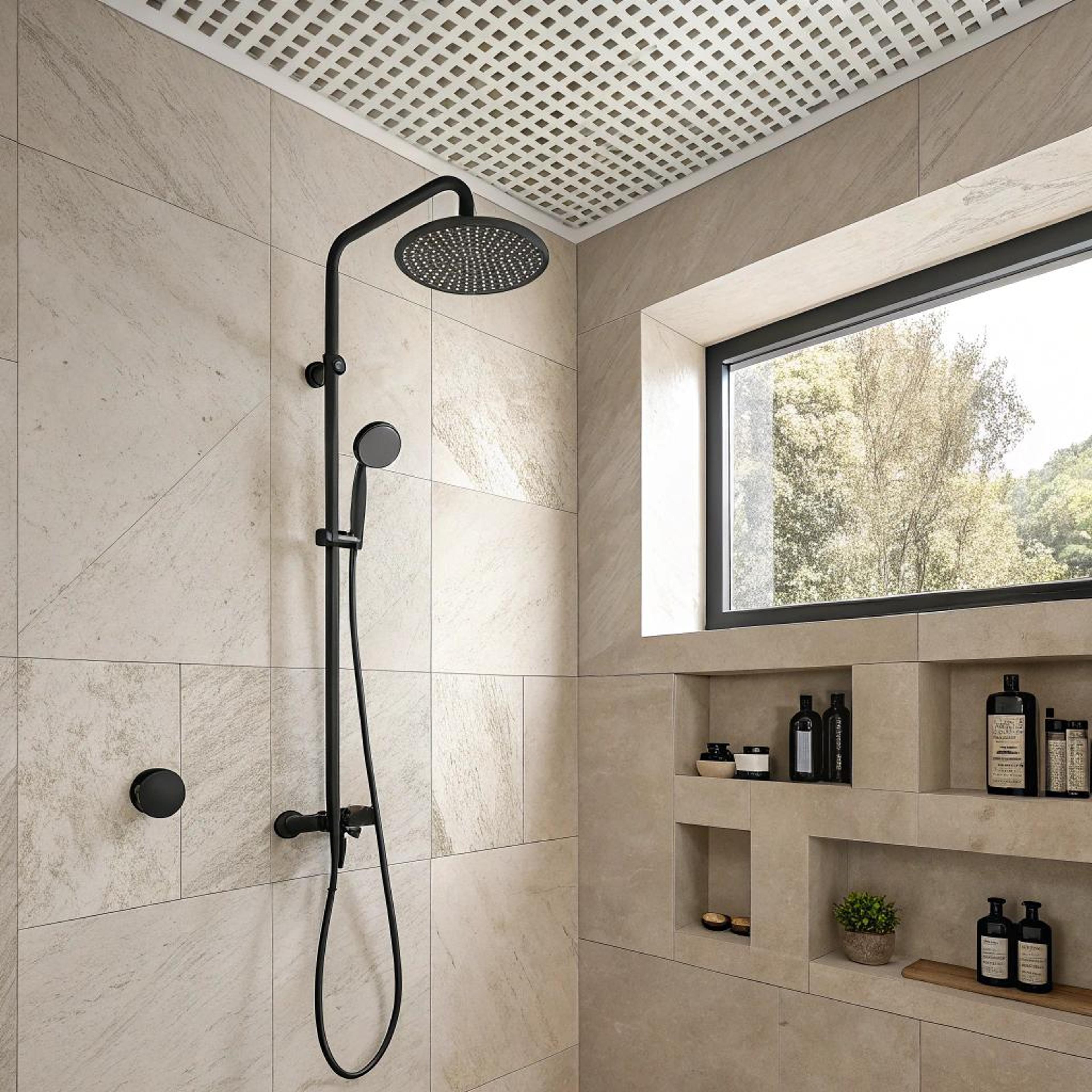 Geometrisch plafond boven Tadelakt muren