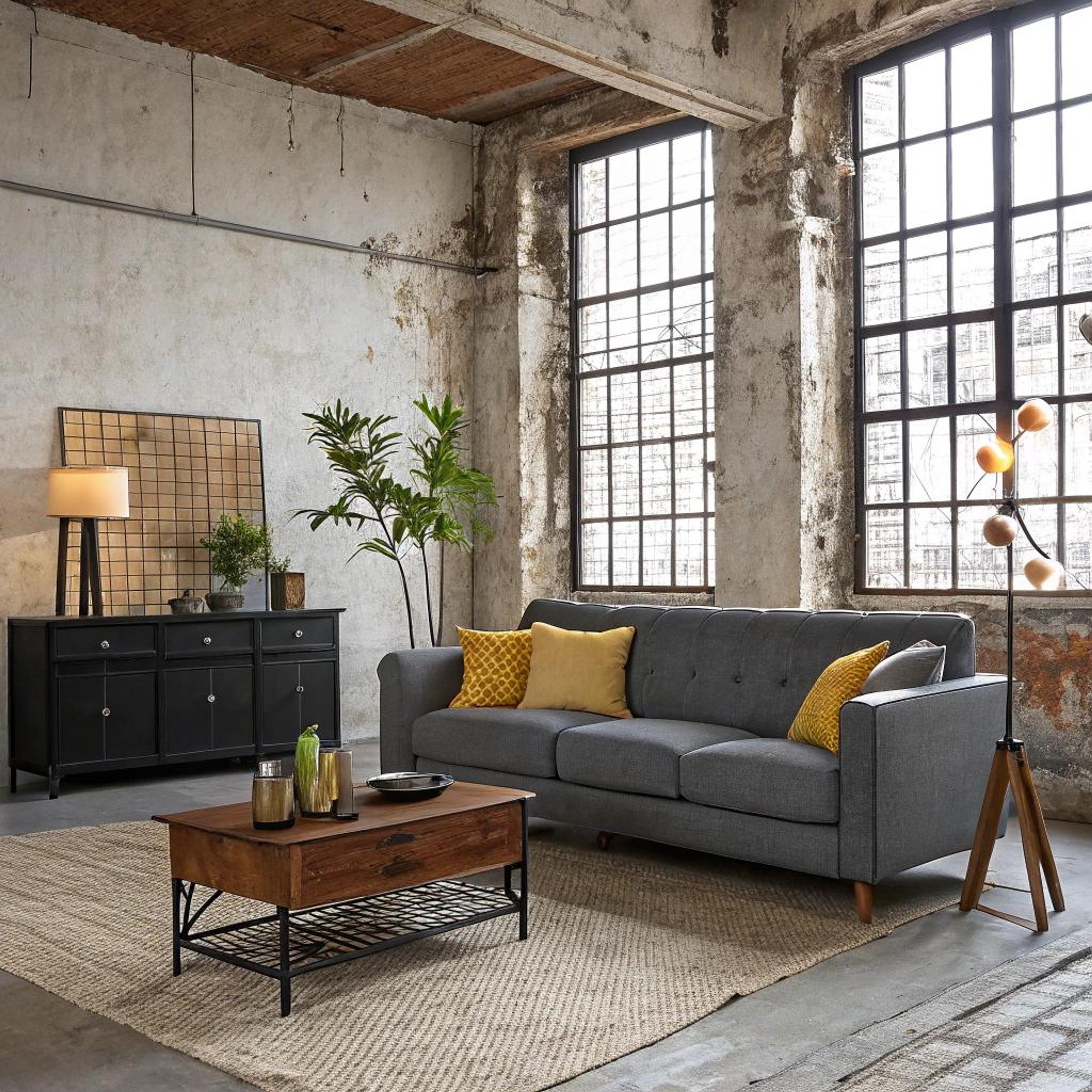 Grijze bank met gele kussens