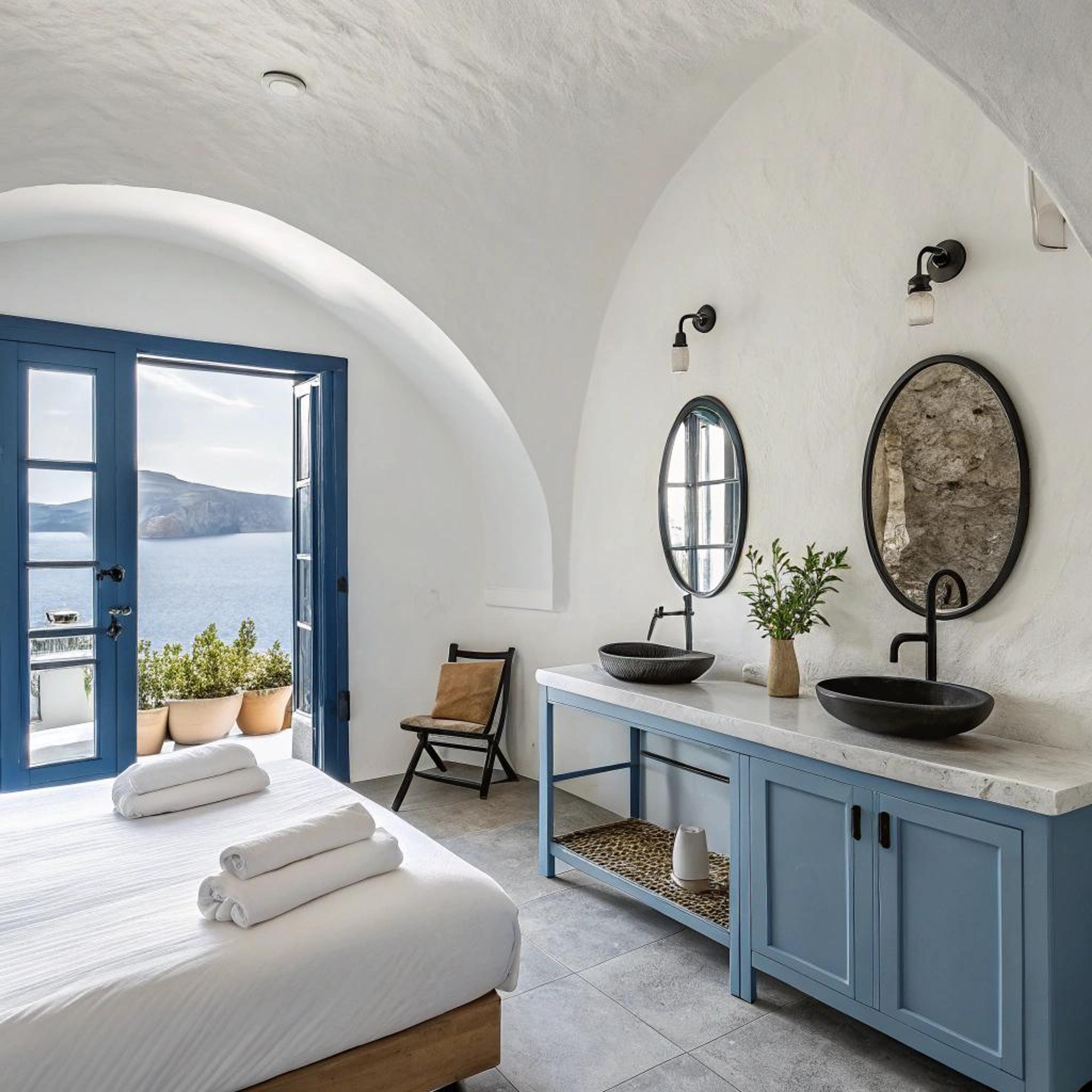 Blauwe deuren met zeezicht