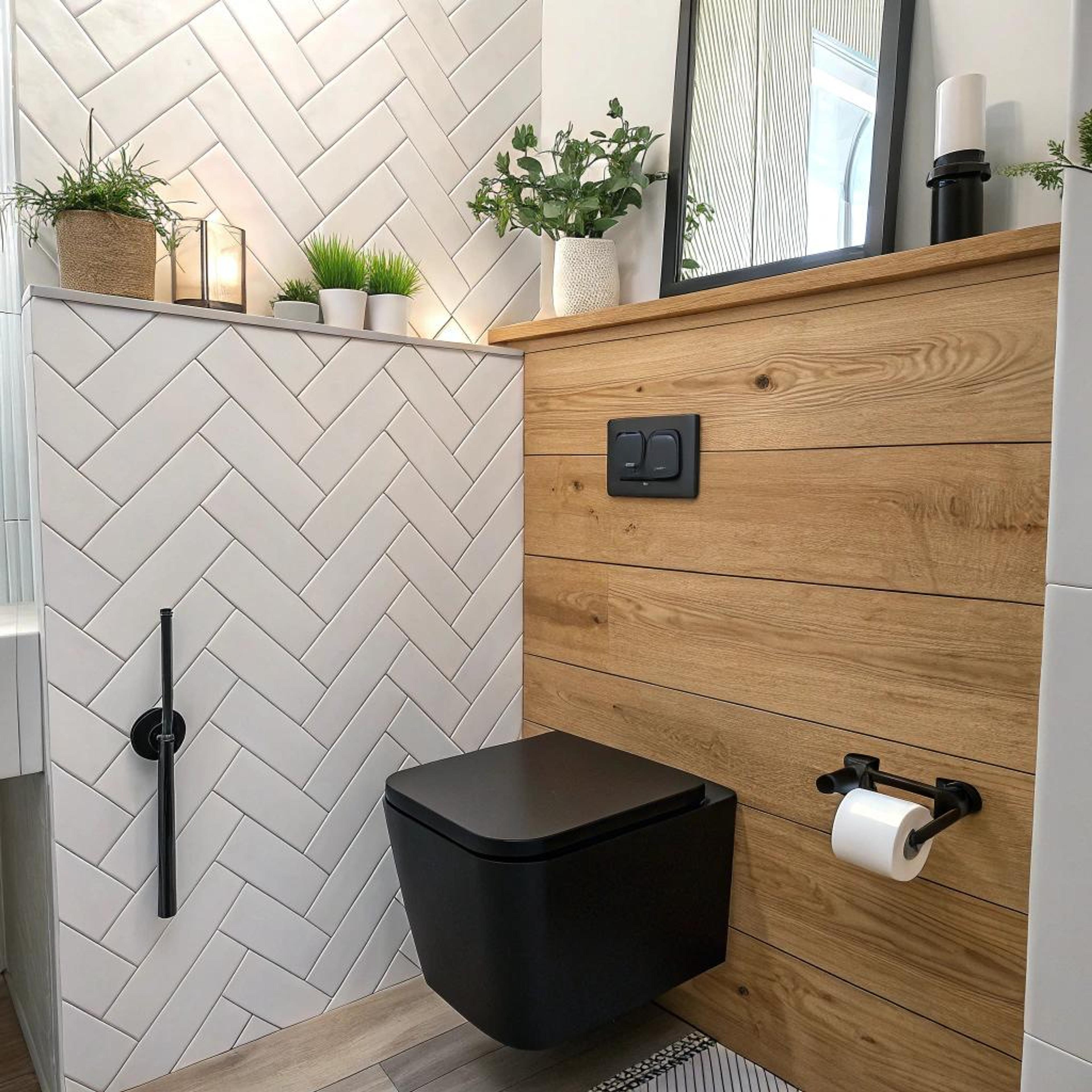Zwart toilet tegen houtlook