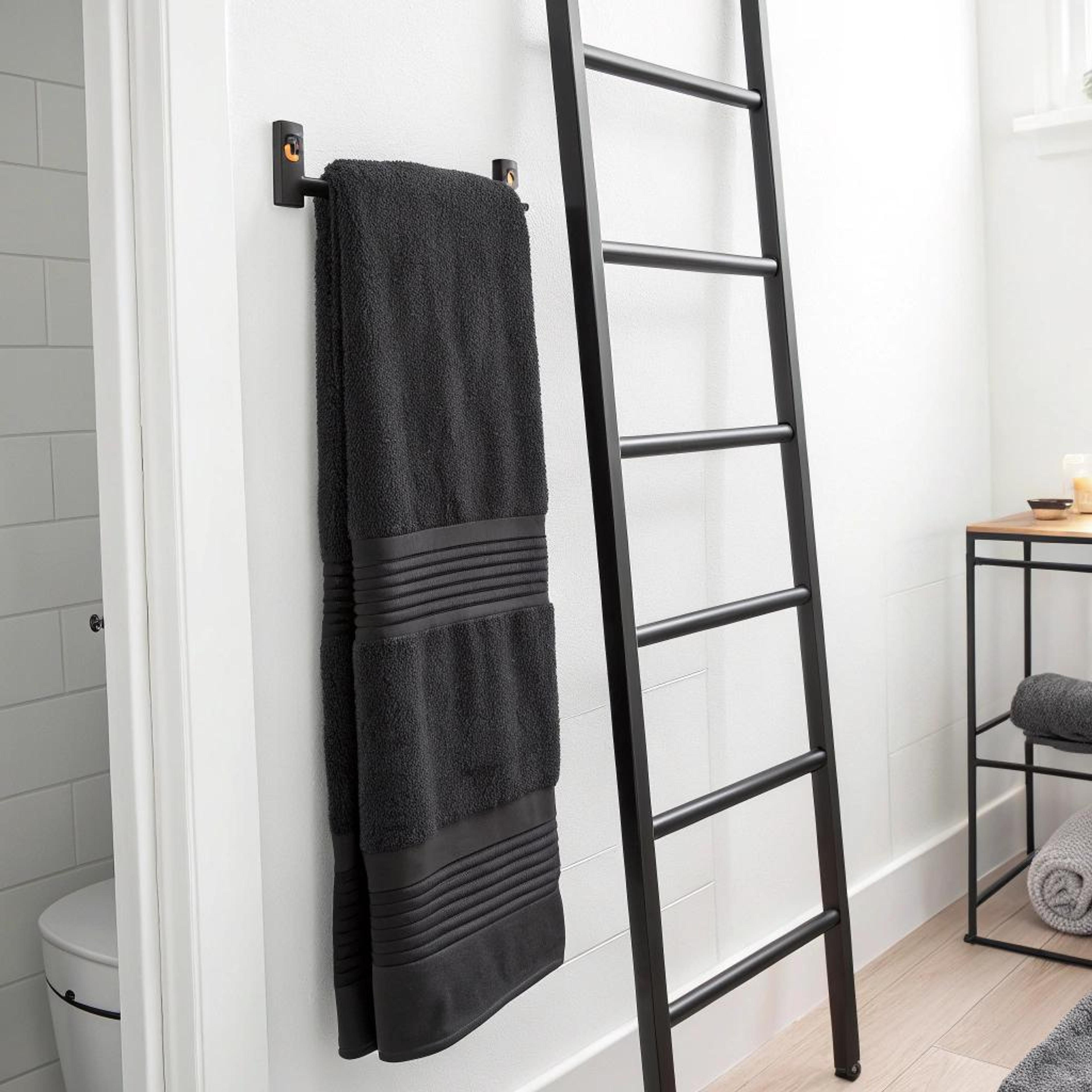 Zwart-wit contrast met handdoek ladder