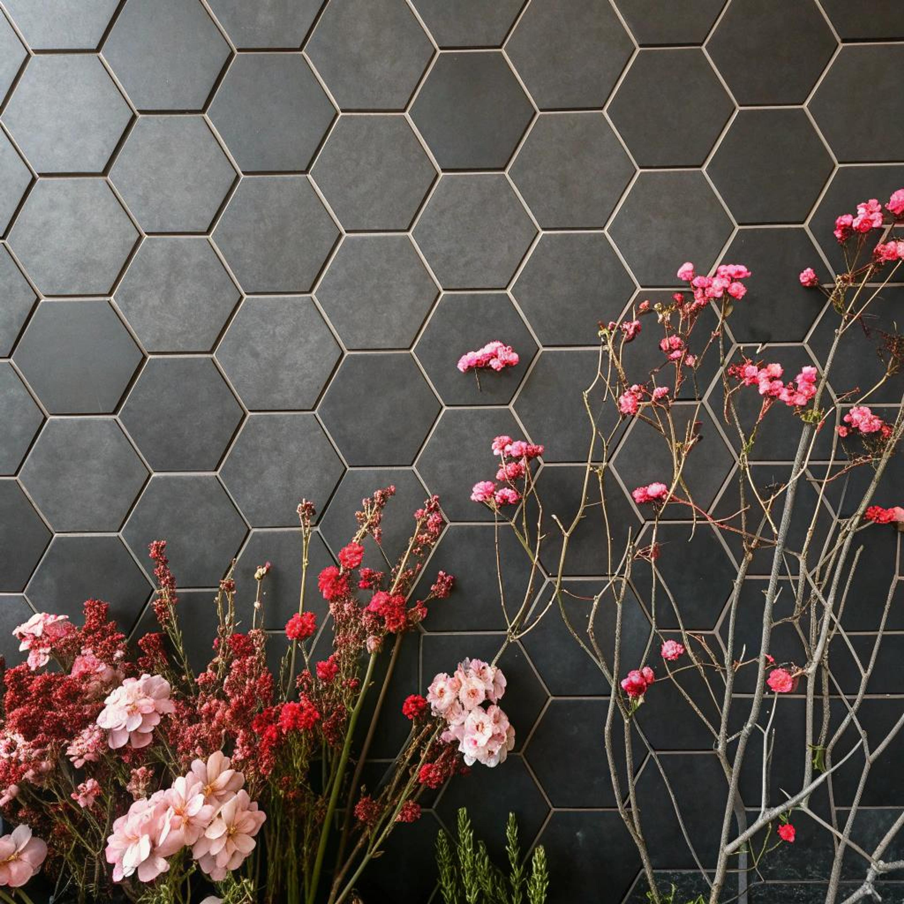 Hexagon tegels met bloemaccent