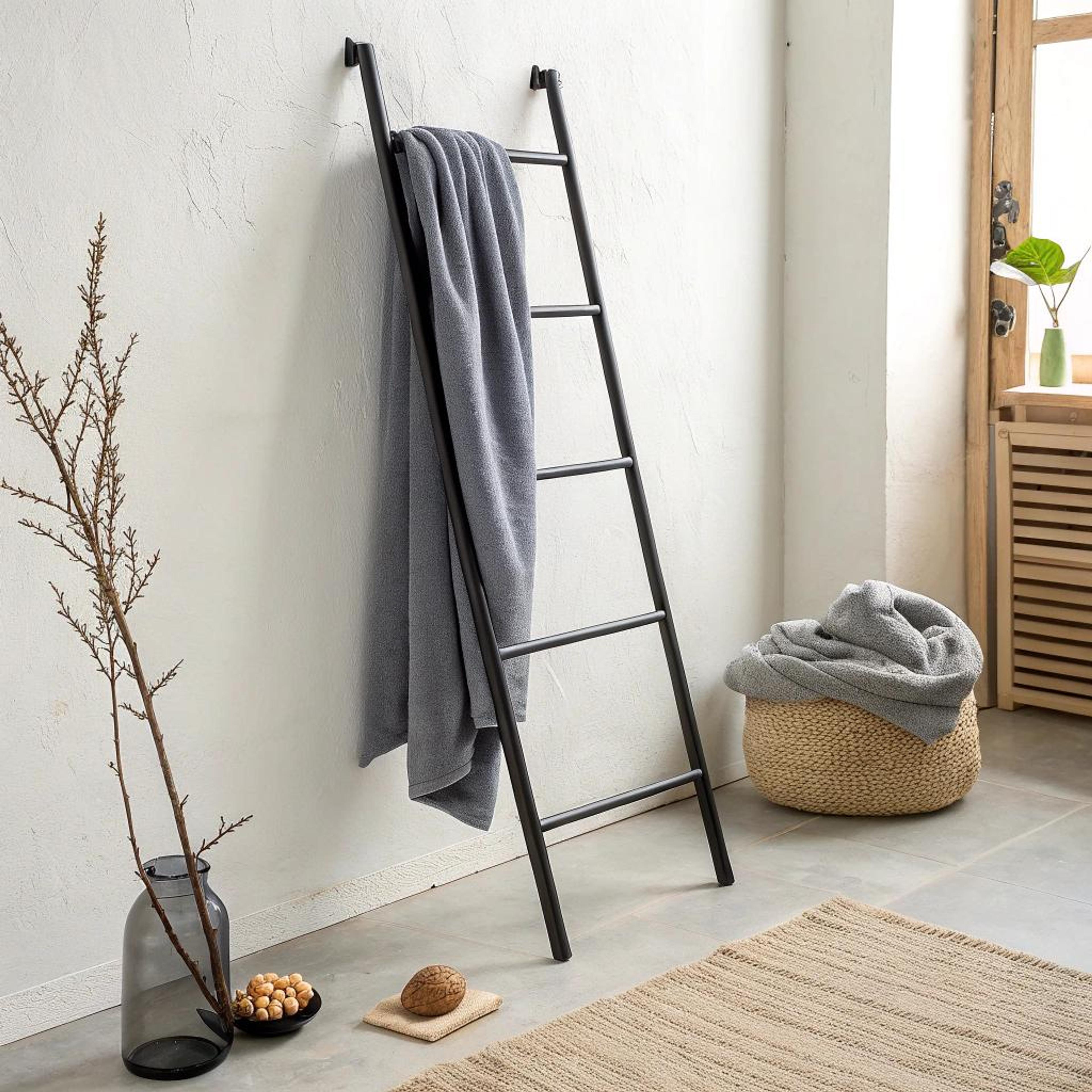 Neutrale tinten met handdoek ladder