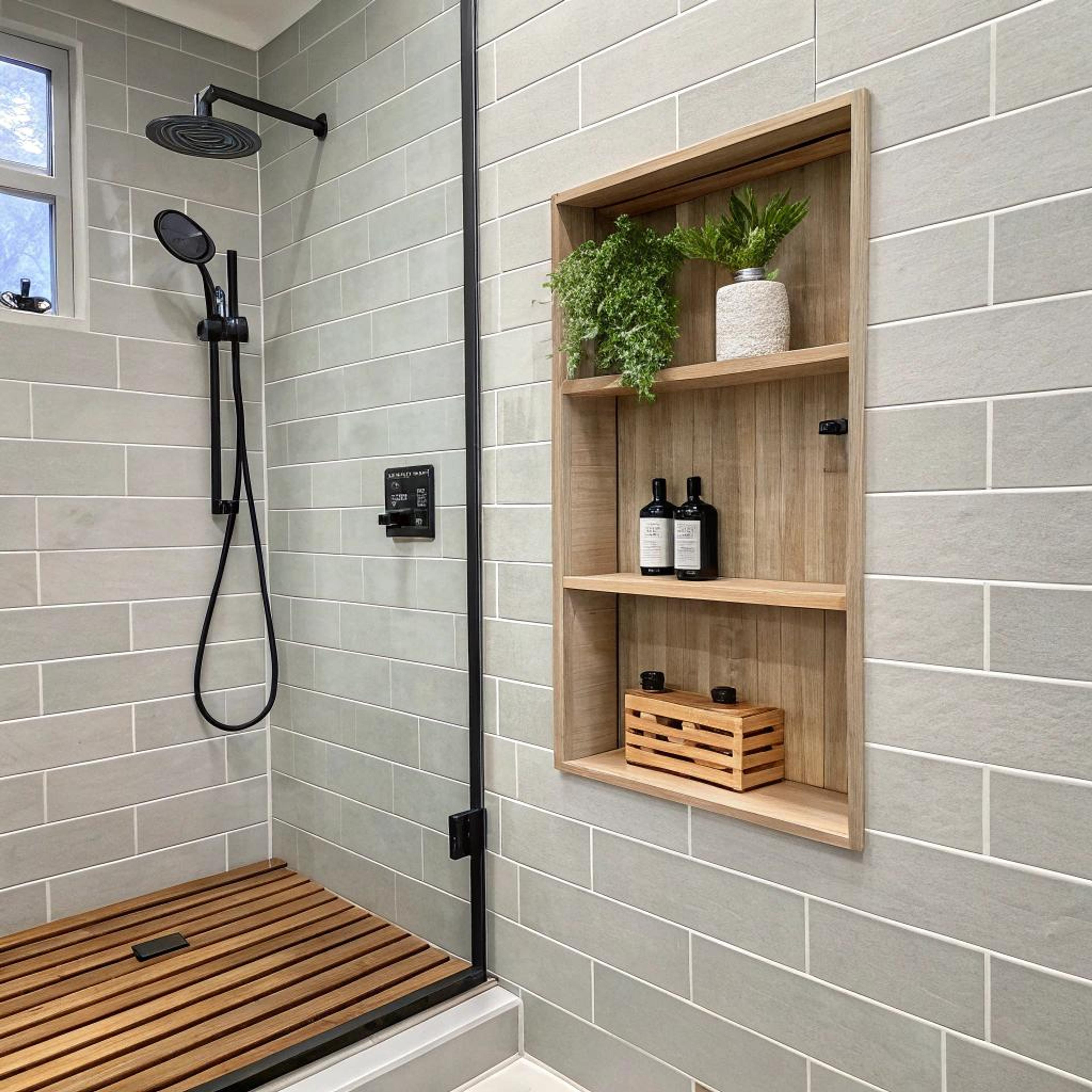 Houten nis met groene accenten