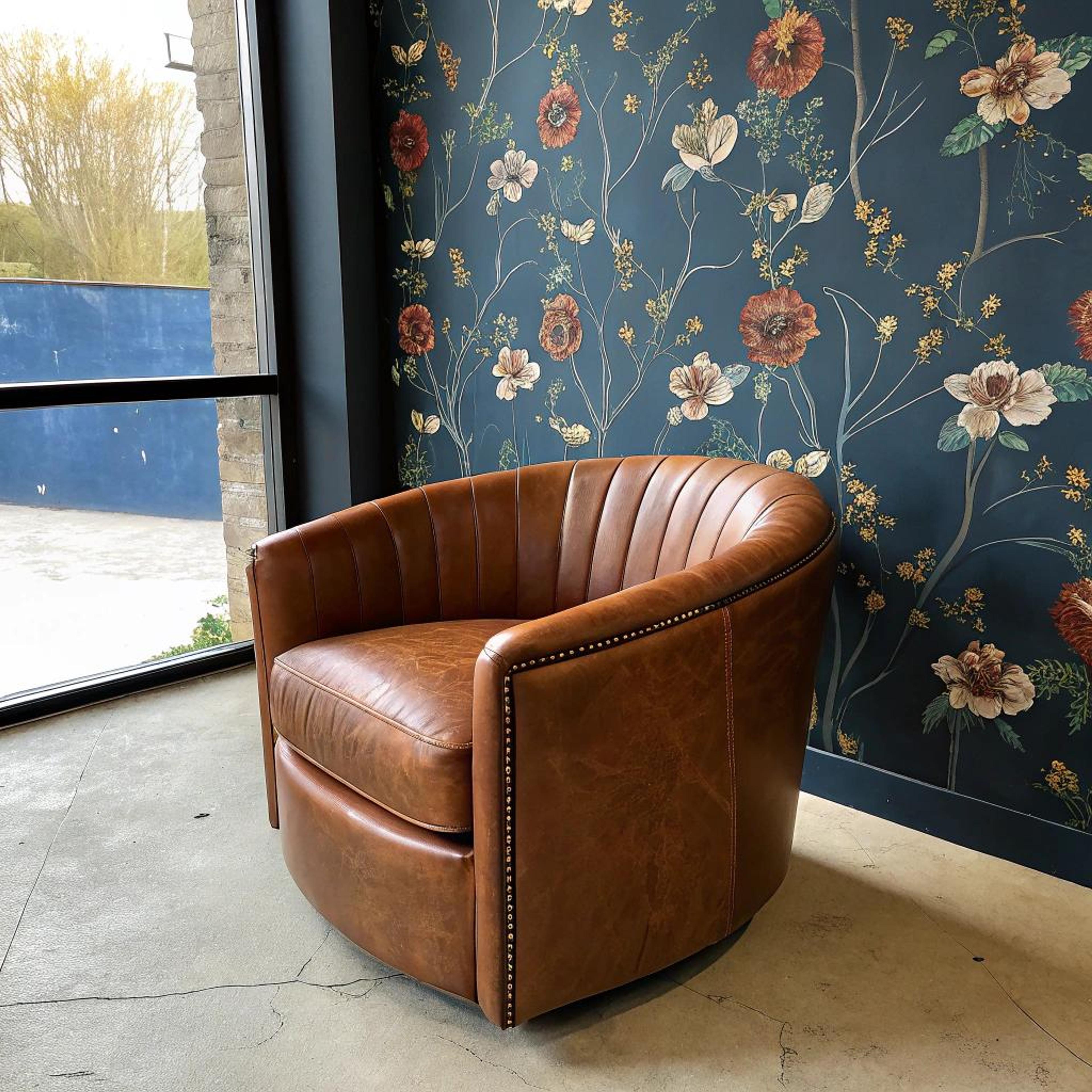 Bloemrijk behang met clubfauteuil