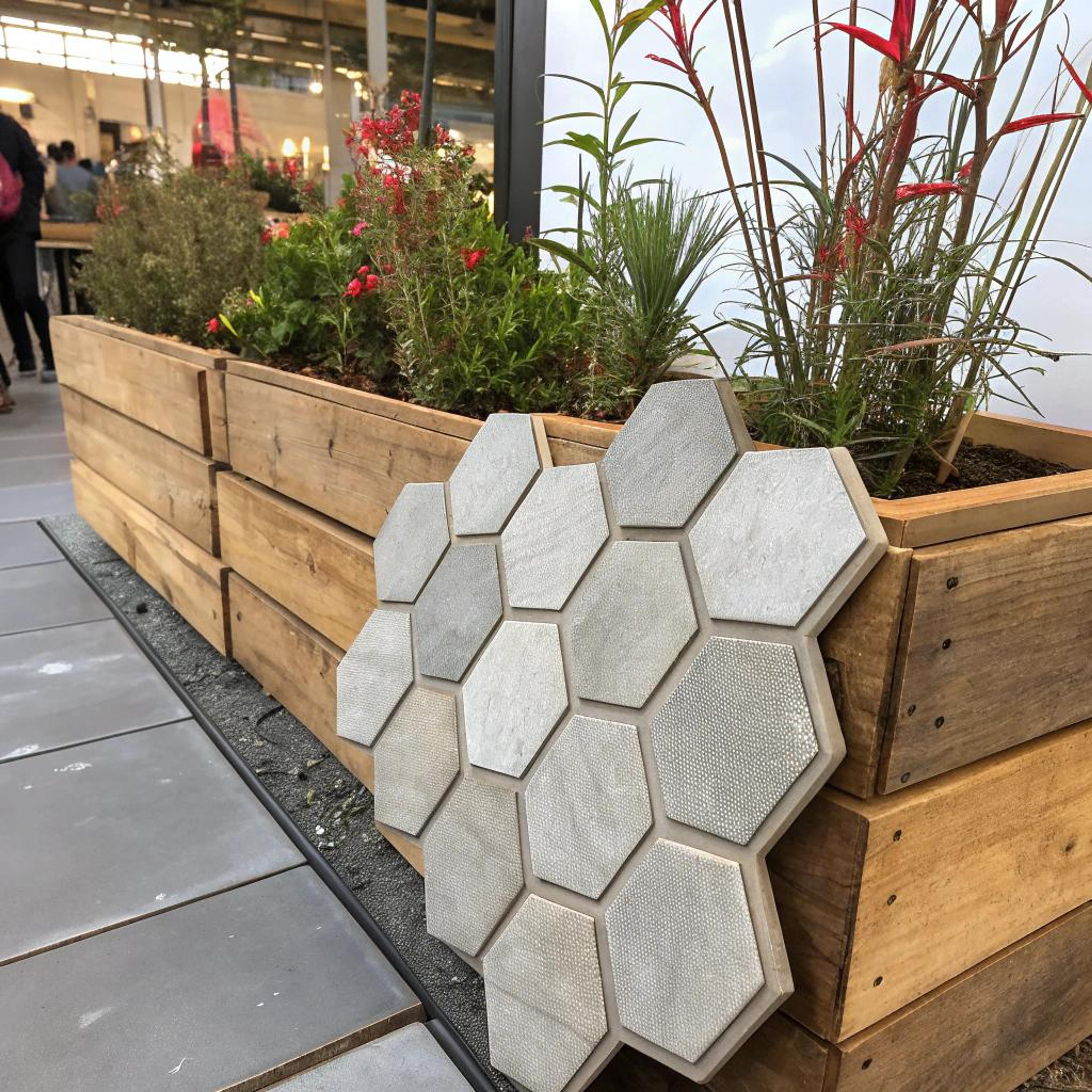 Hexagon tegels langs houten bakken