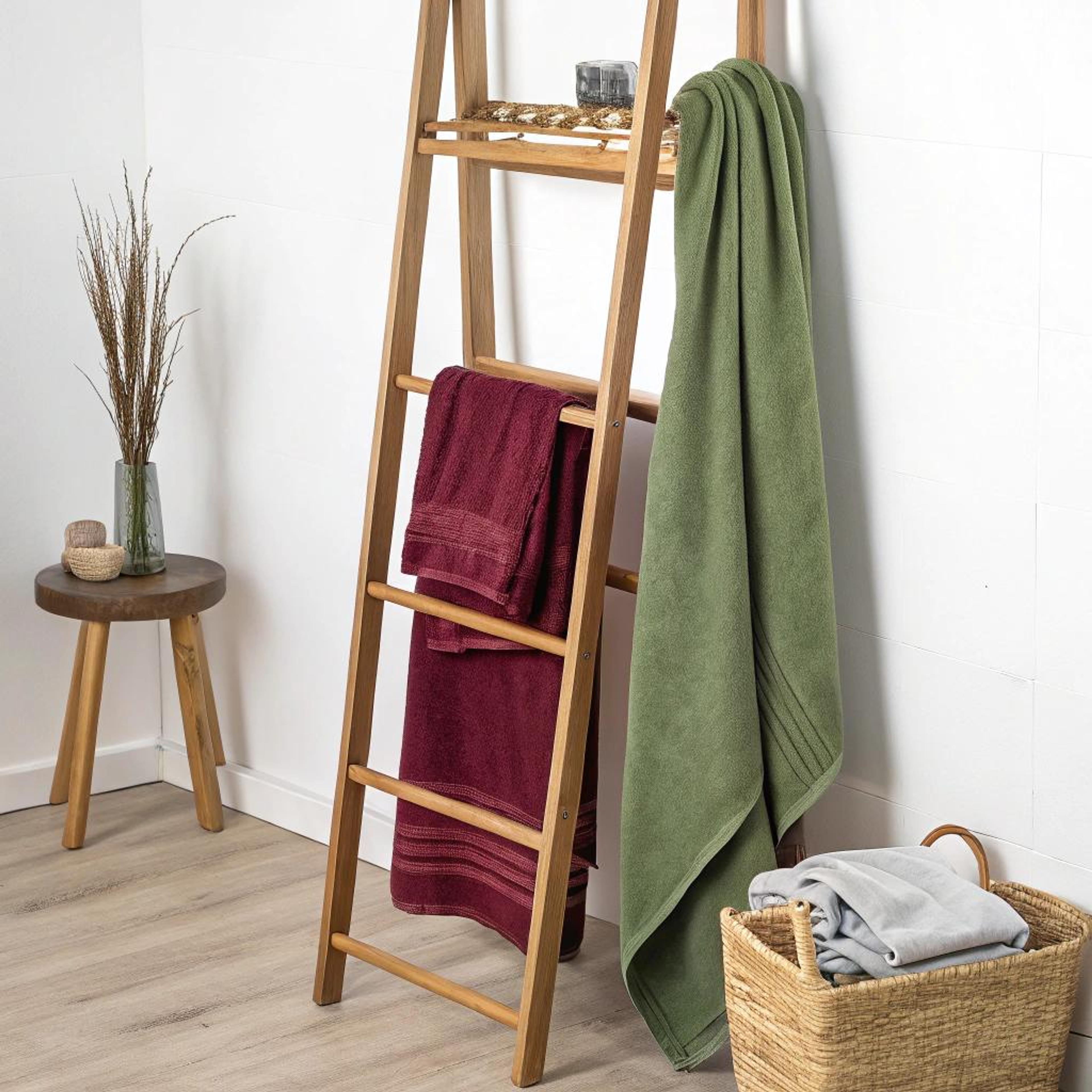 Bordeauxgroen accent op handdoek ladder