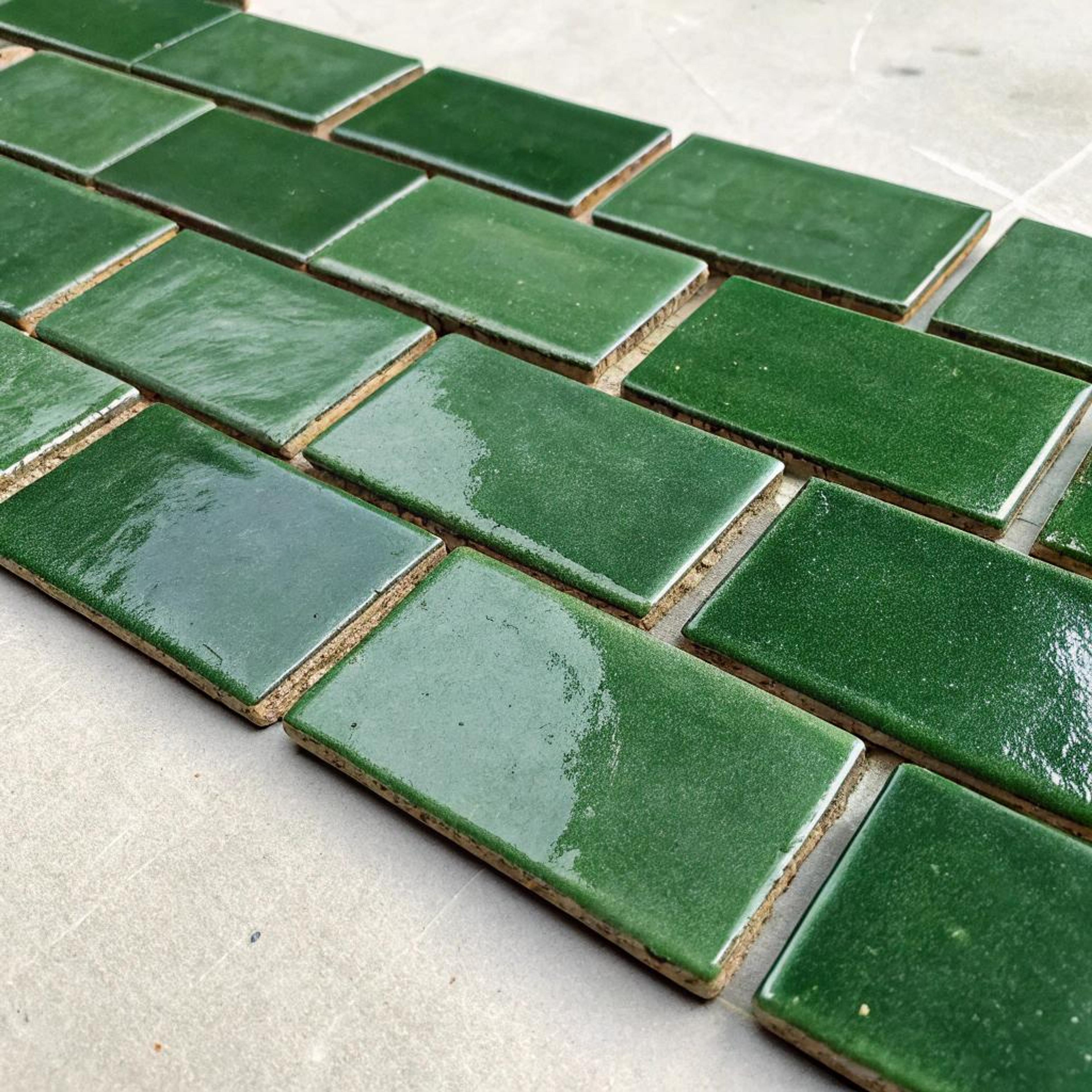 Diepgroene zellige en lichtspel