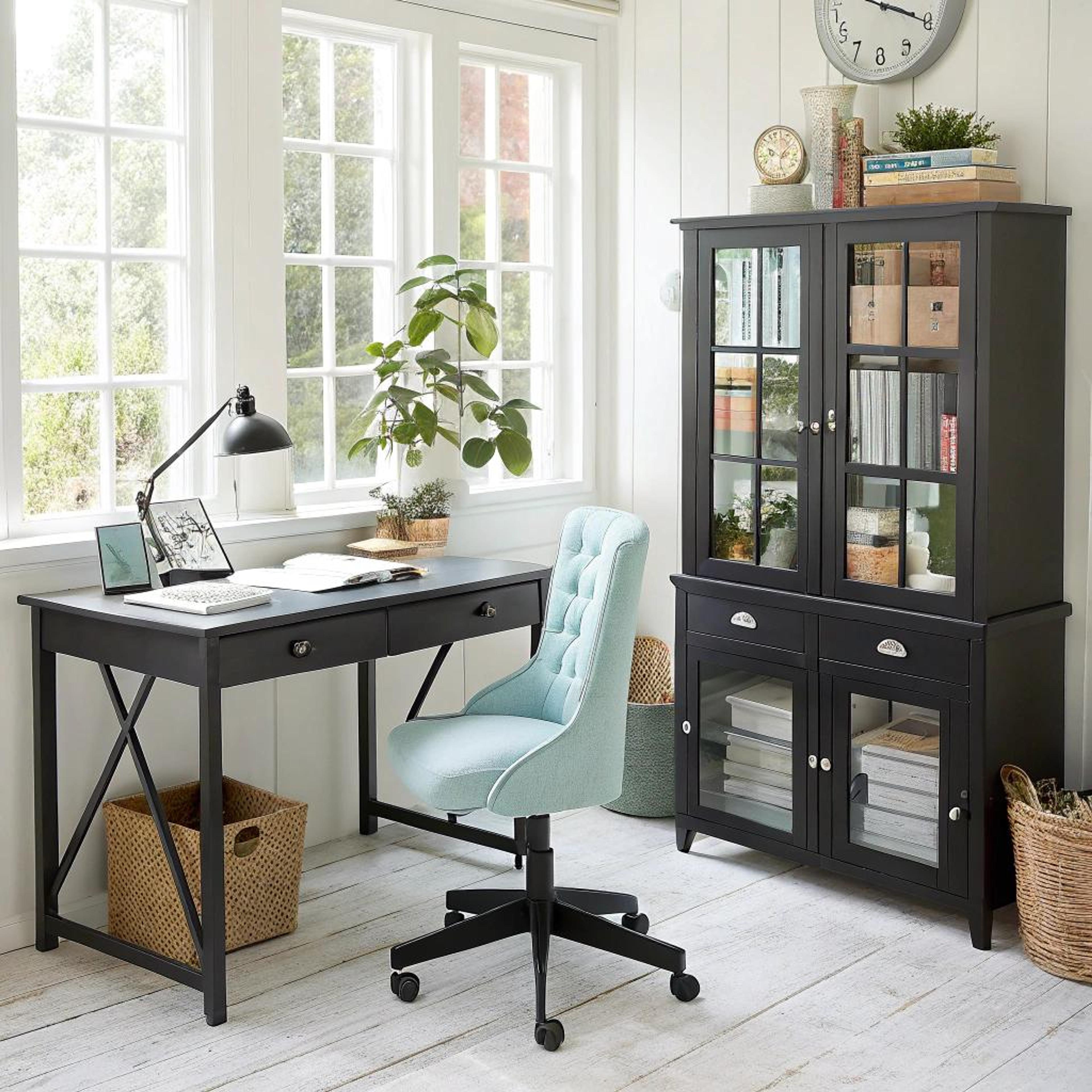 Zwart schragen bureau met kleuraccenten