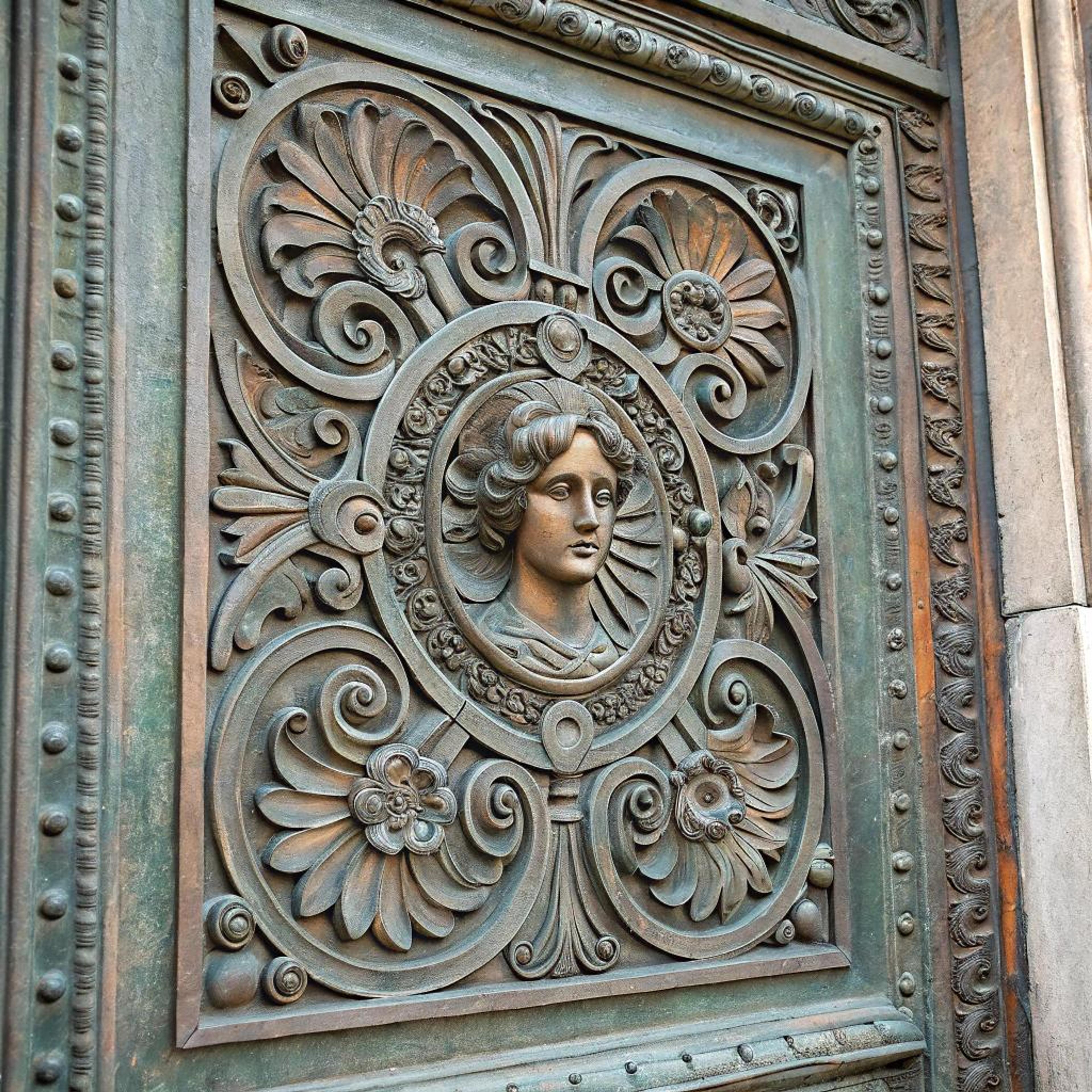 Vrouwelijk portret in reliëf