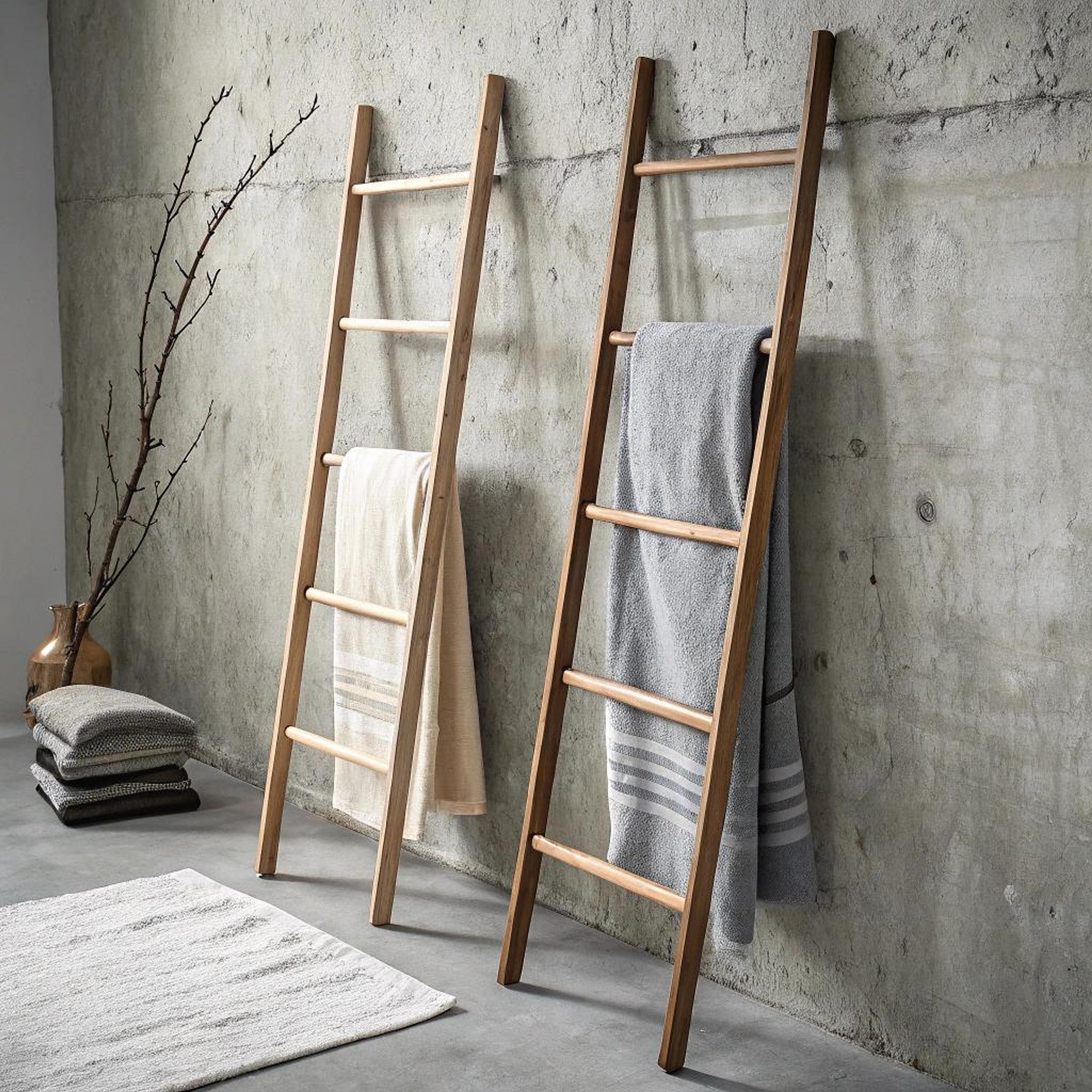 Ladders tegen betonnen wand