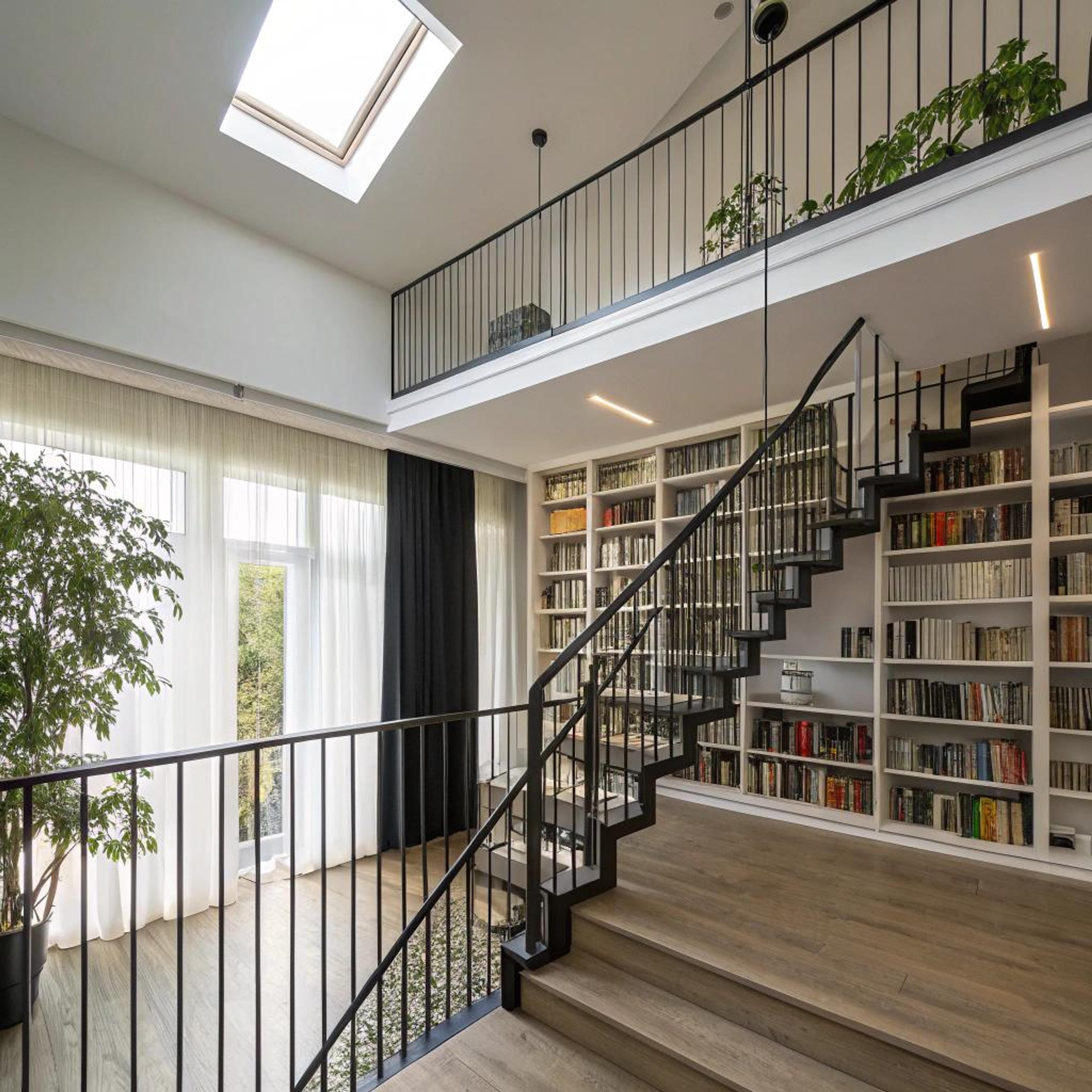 Zwevend licht tussen boeken