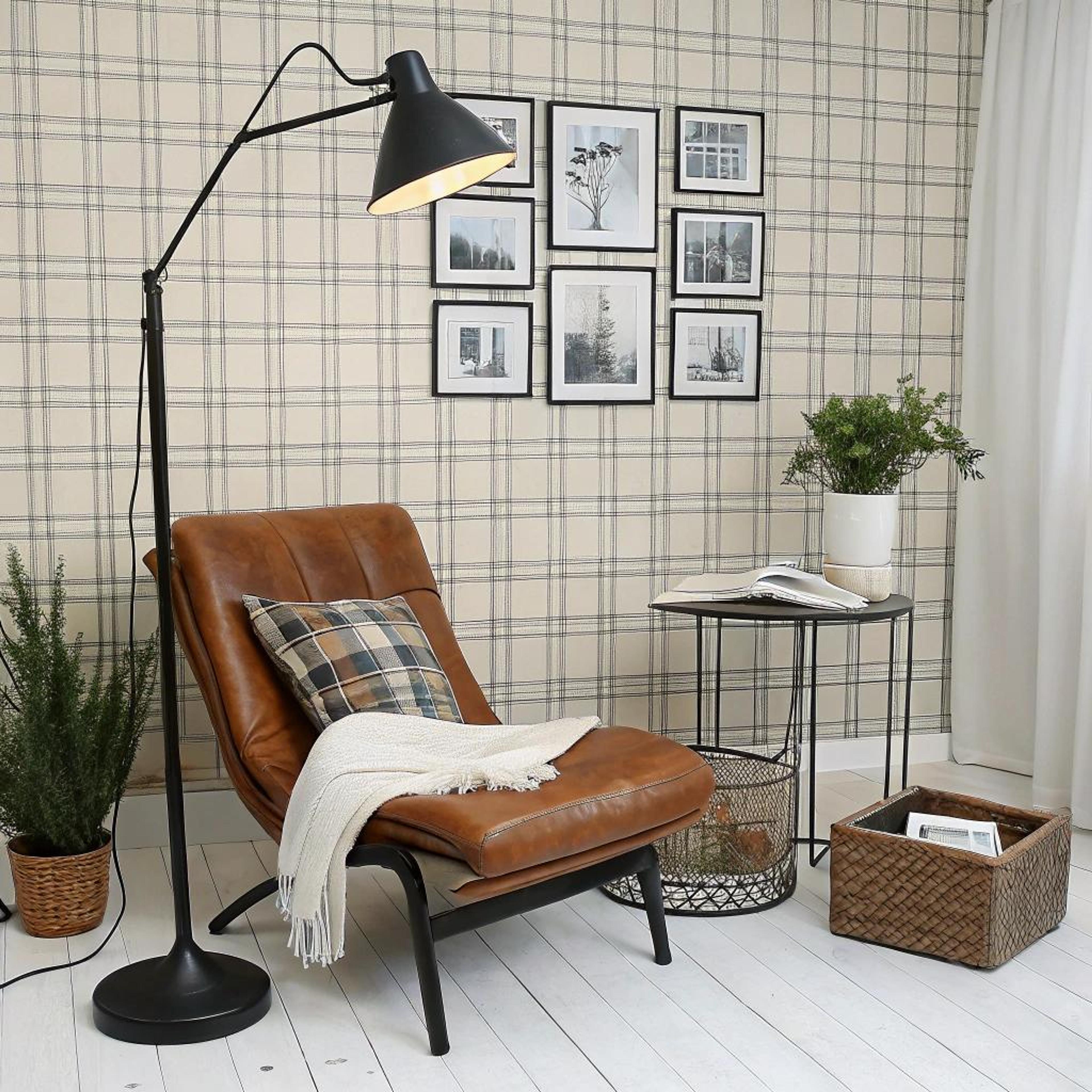 Bruin leren fauteuil in leeshoek