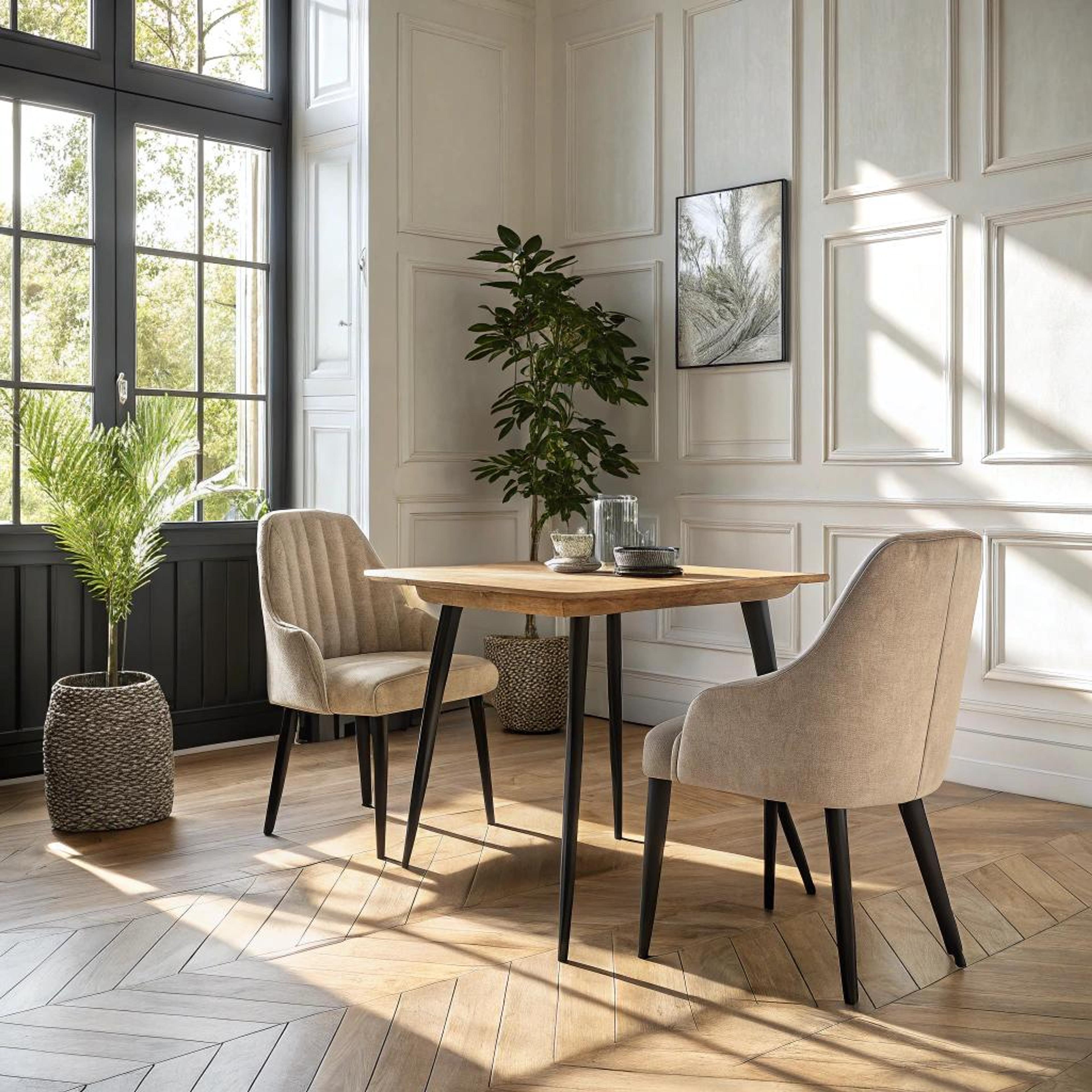 Zithoek met klassieke sierlijsten