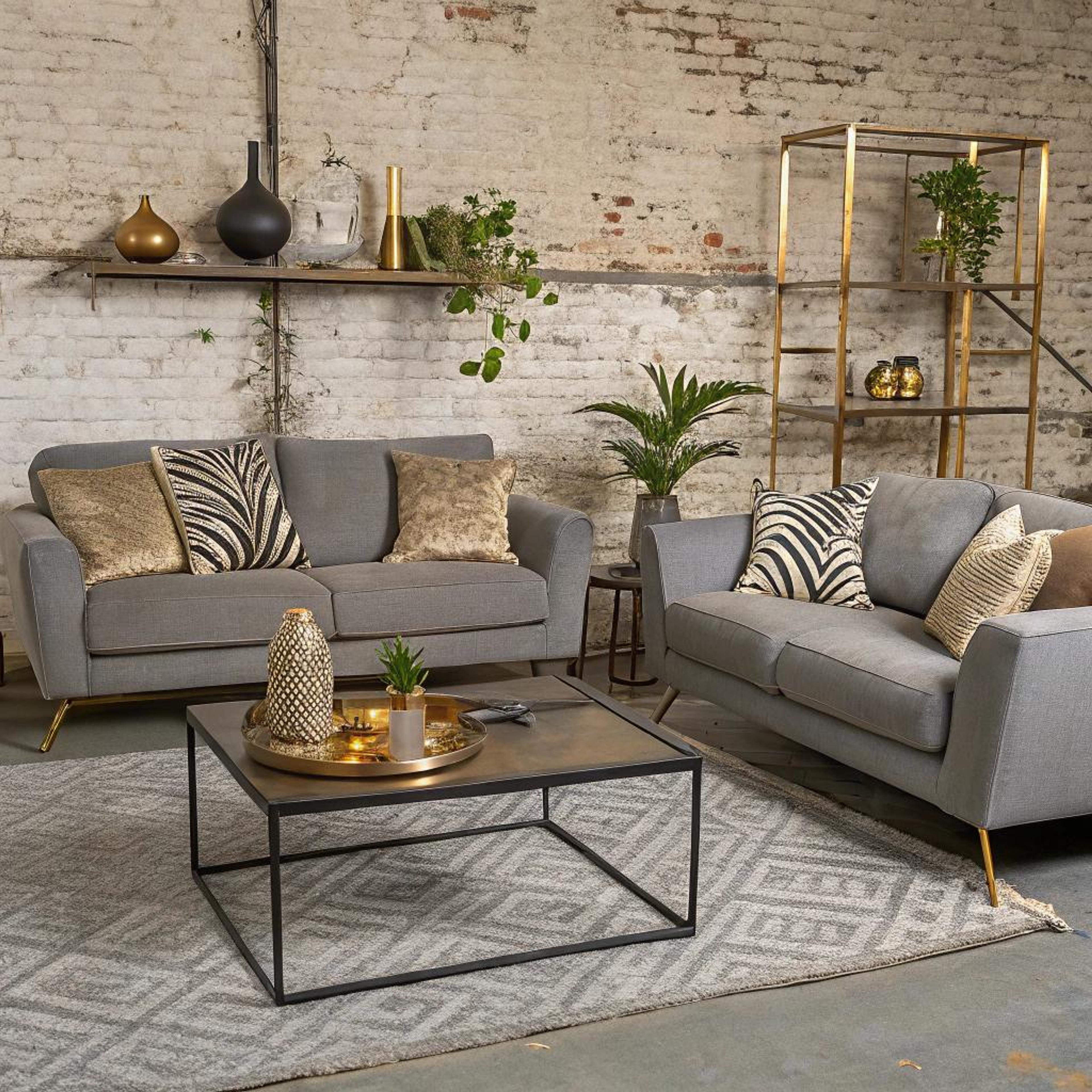 Gouden accenten op metalen tafel