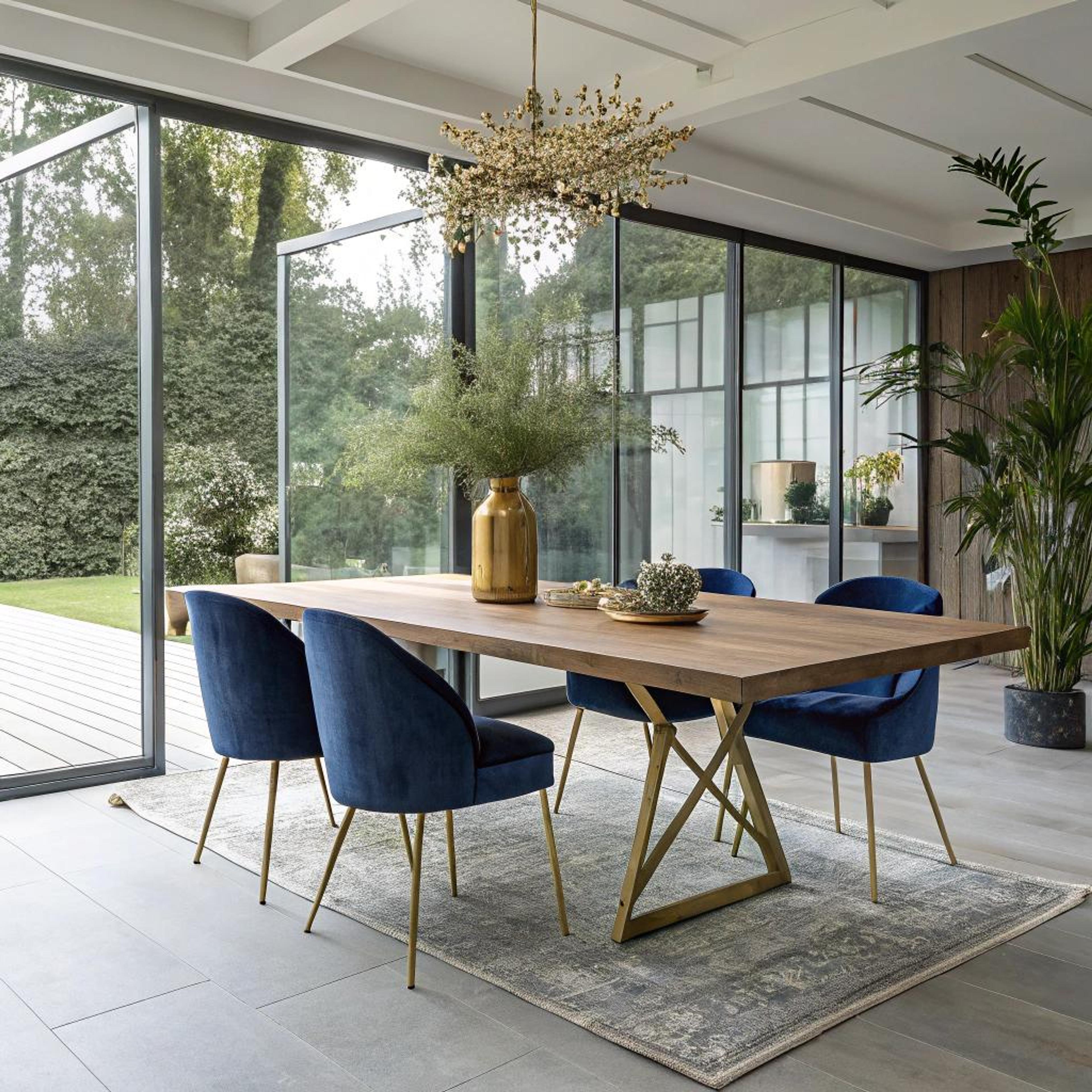 Blauwe fluwelen stoelen en licht