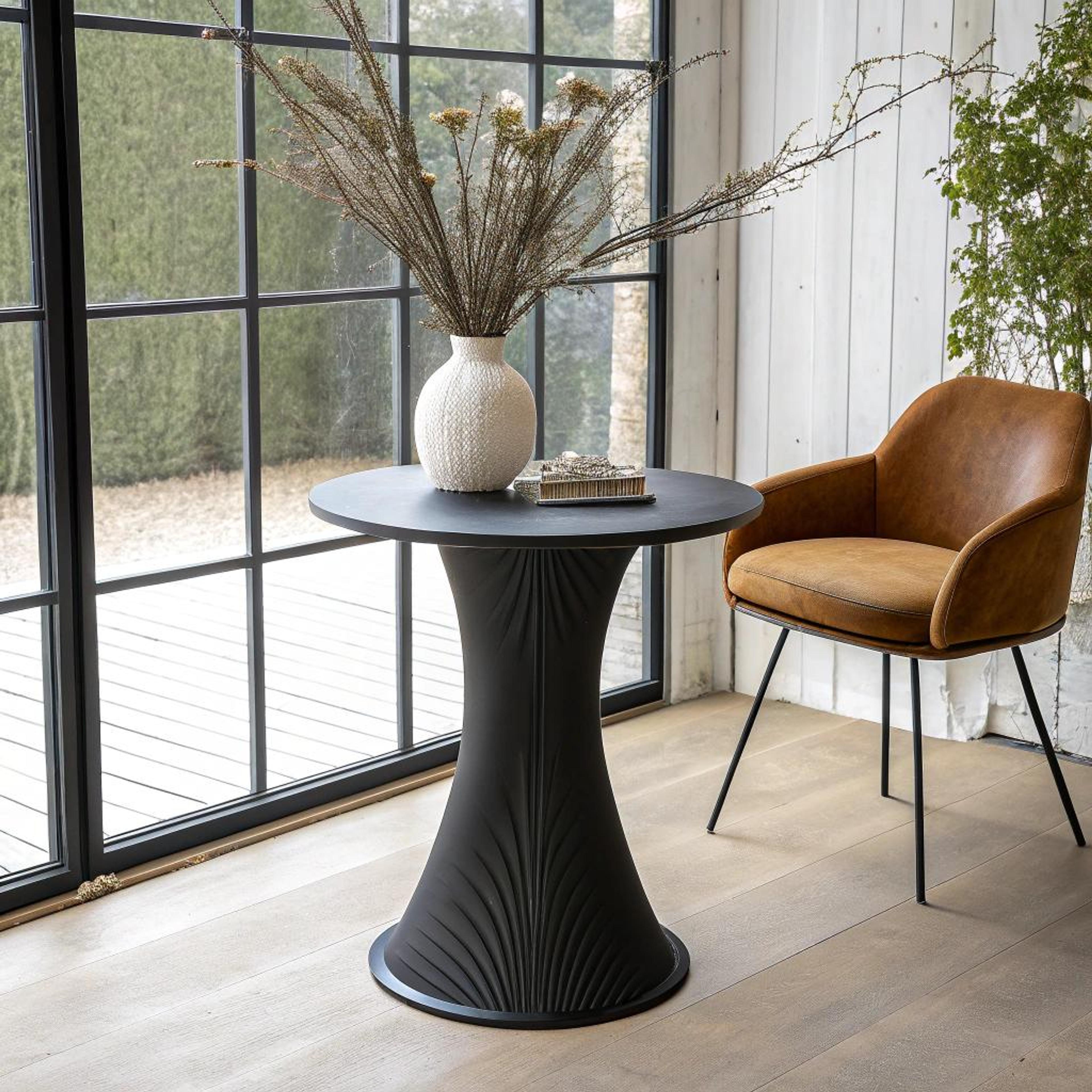 Sculpturale bijzettafel als nachtkastje