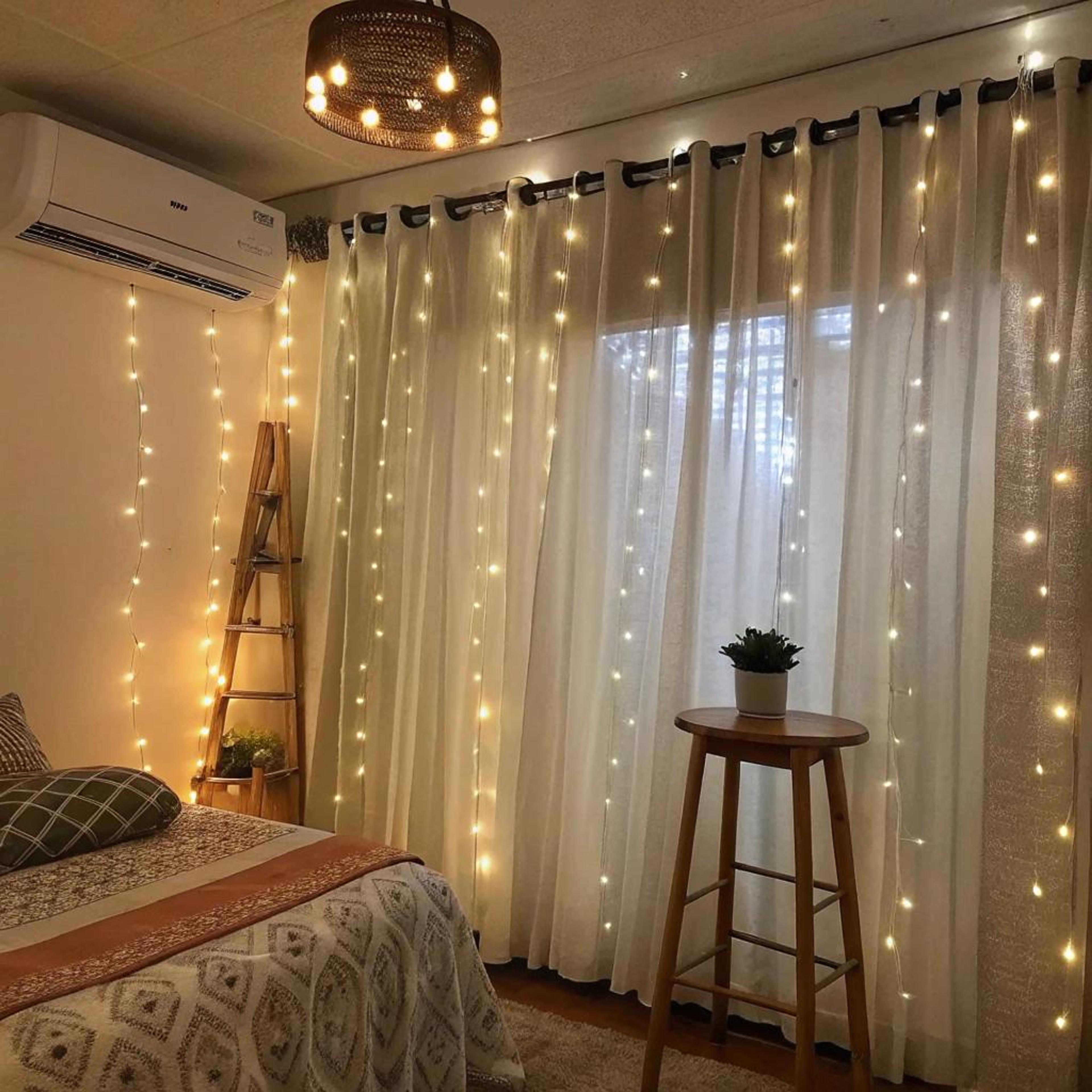 Goudkleurige lichtjes langs gordijn