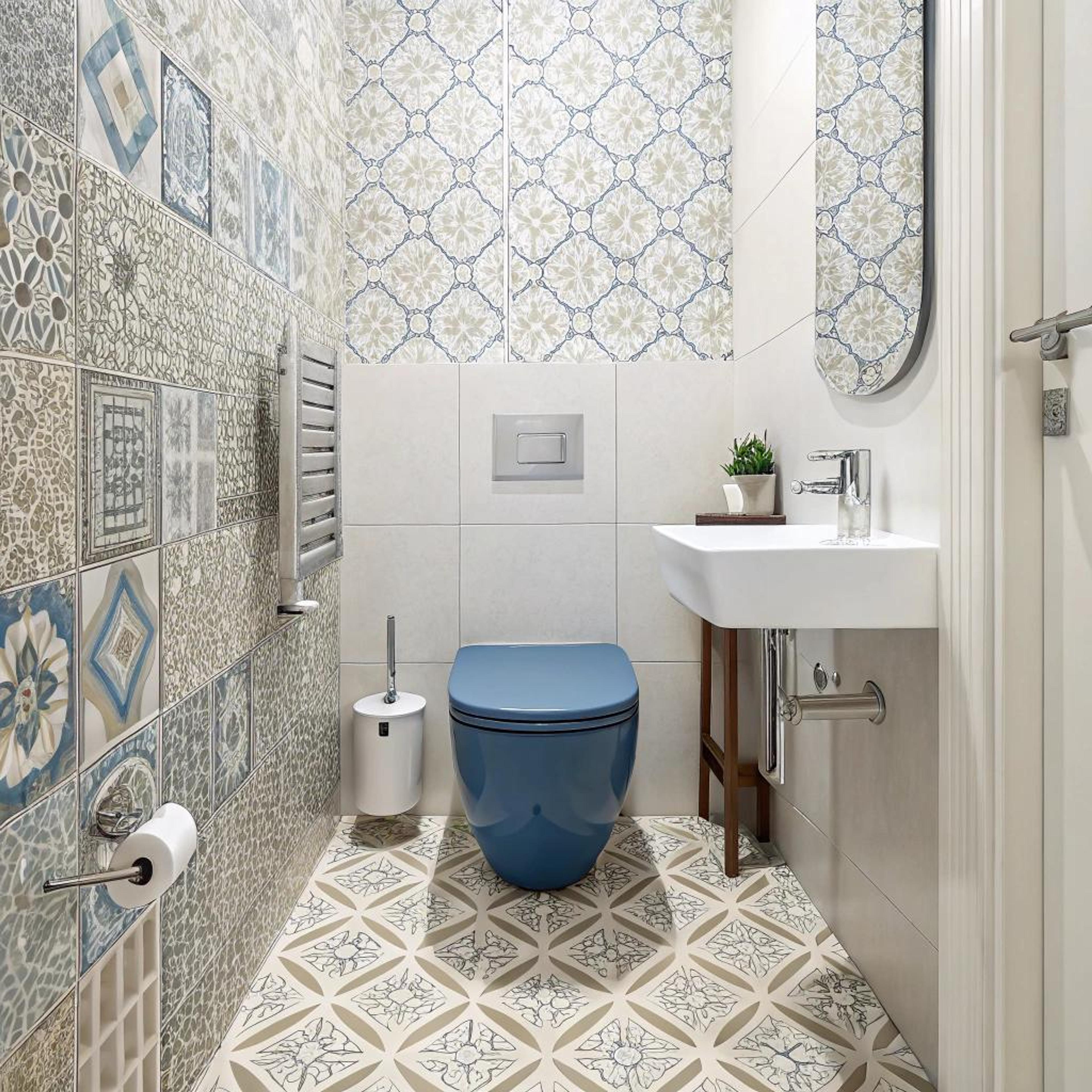 Patroontegels en blauw toilet