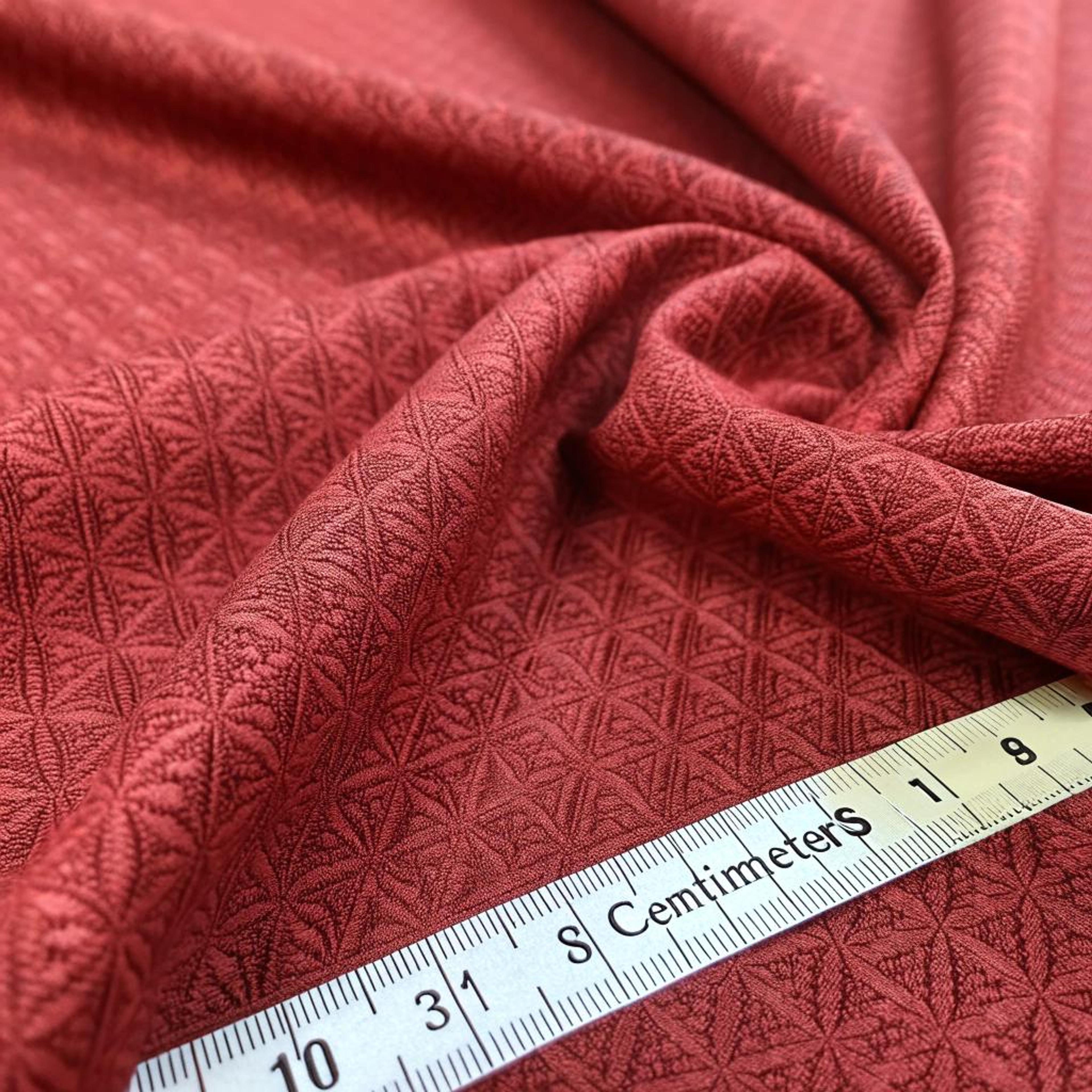 Wijnrode stof met vlechtpatroon