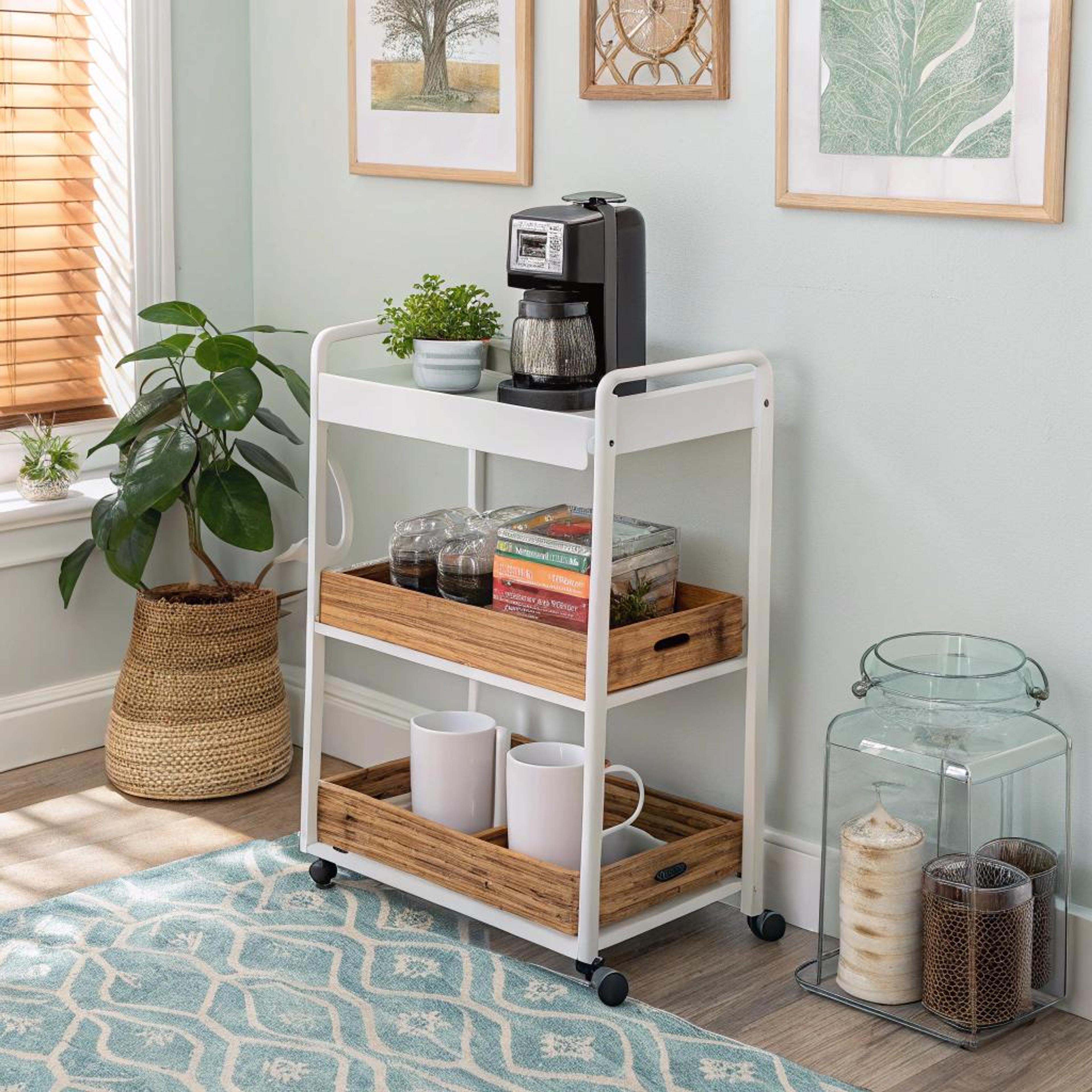 Wit koffiekarretje met sfeerplant