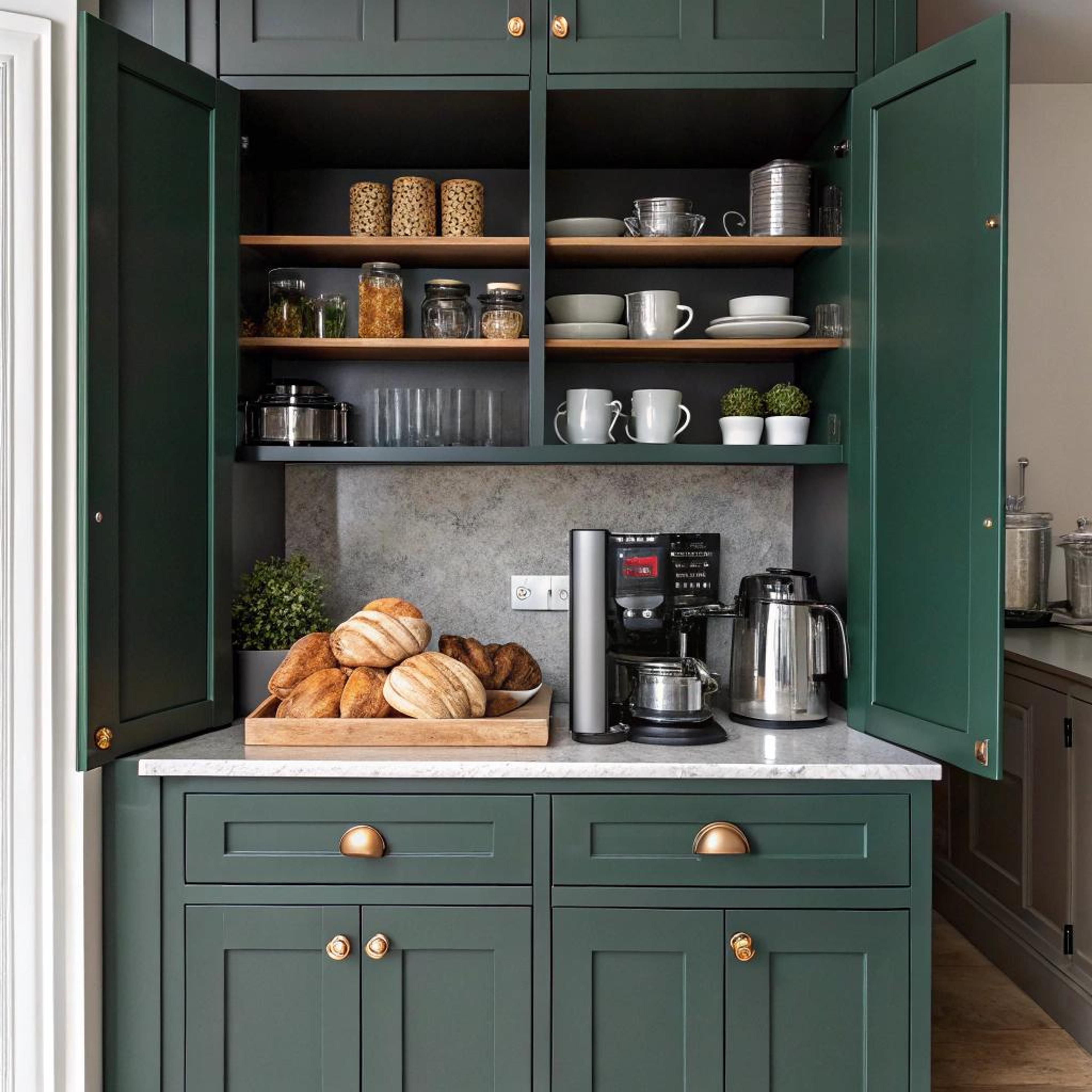 Groene kasten met brassdetails