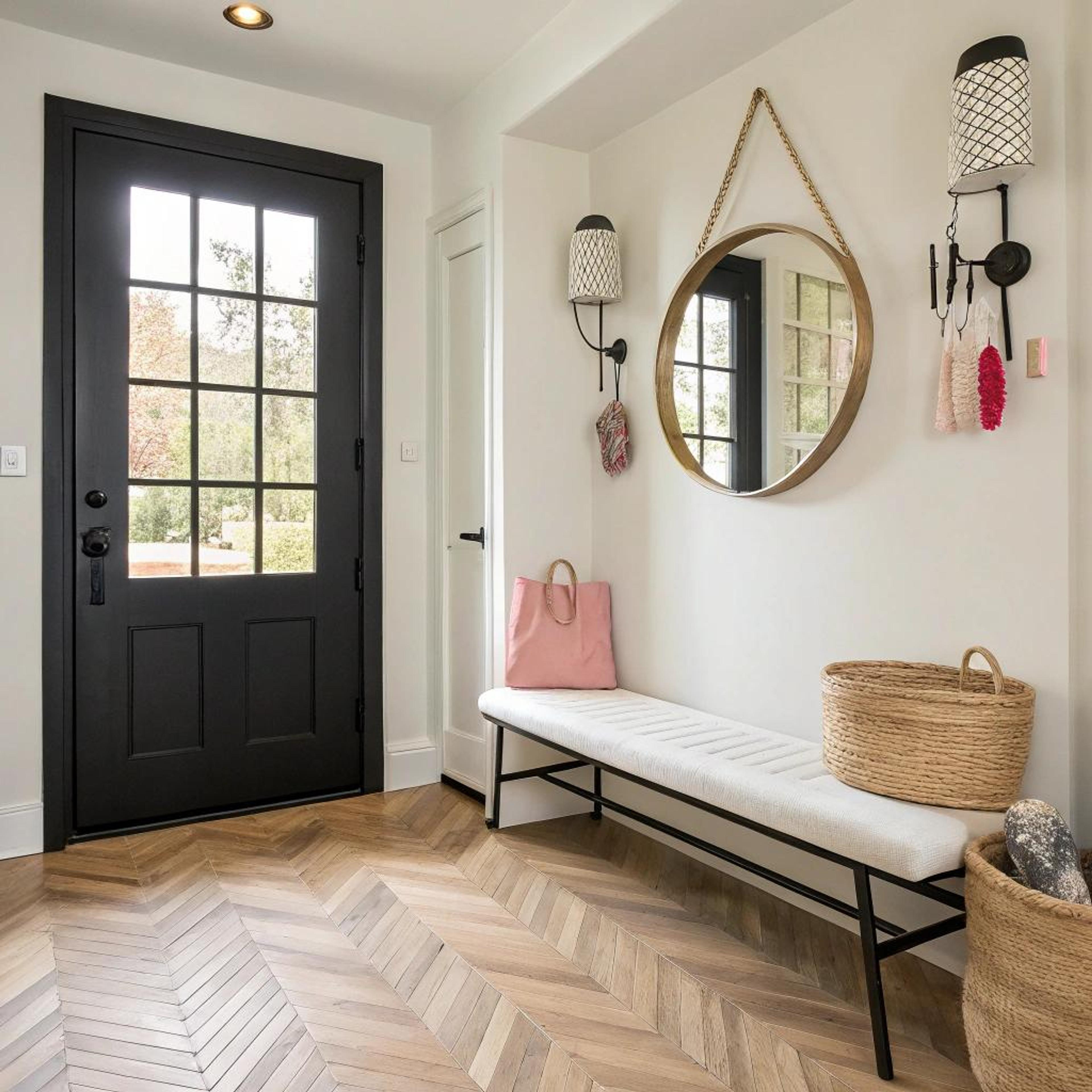 Zwarte accenten in smalle hal