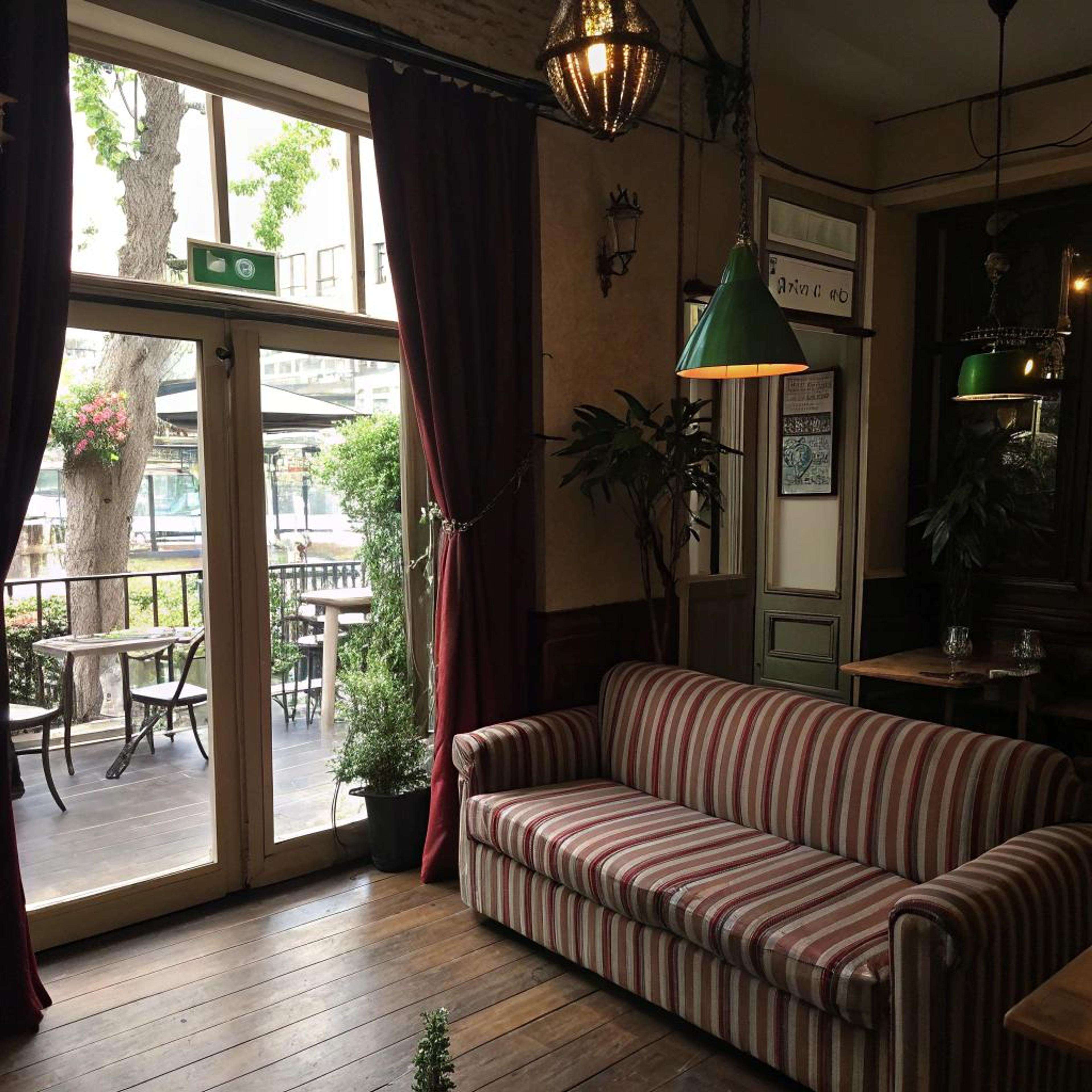 Dieprode cafe gordijnen als eyecatcher